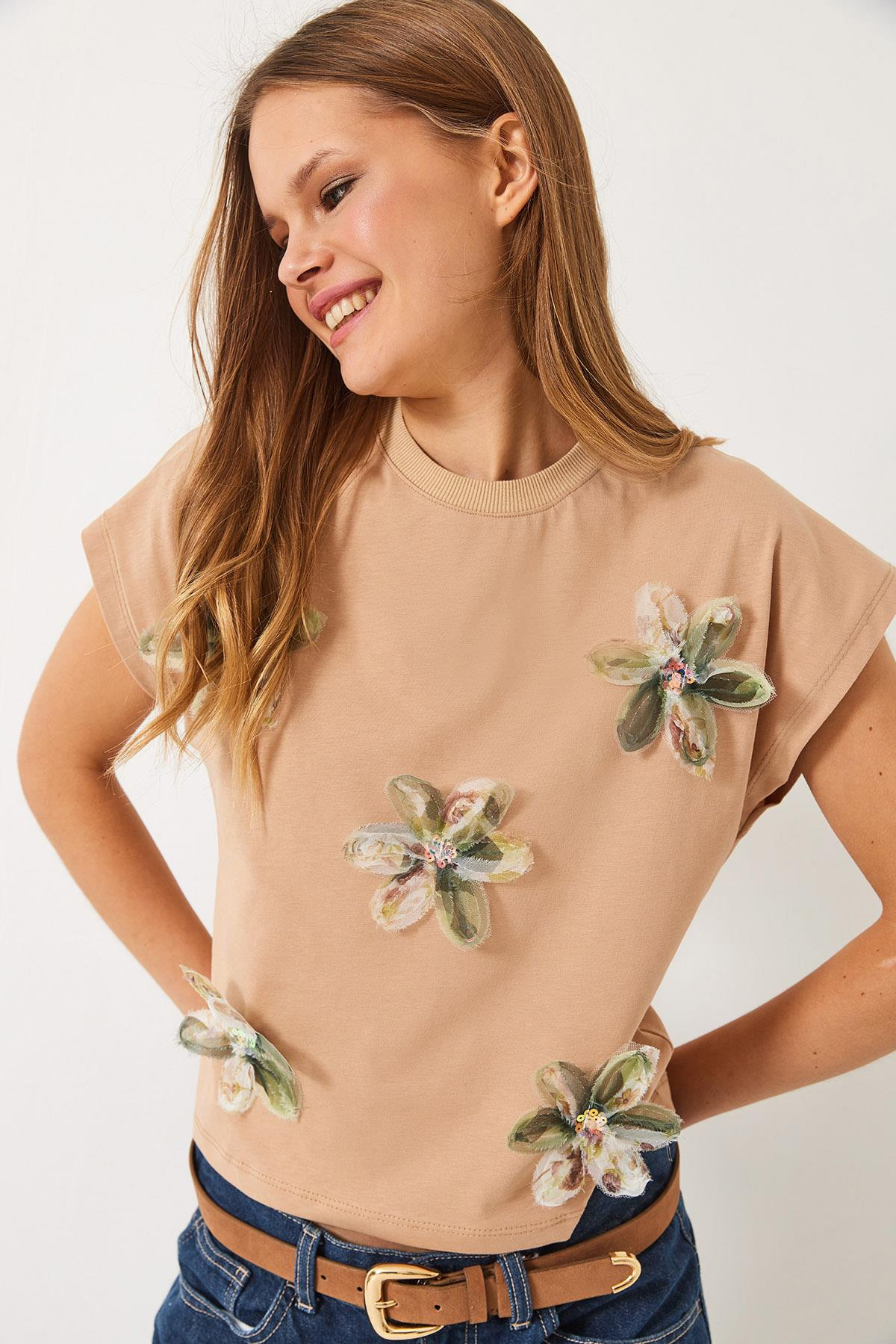 Kısa Kollu Renkli Tül Çiçek Aksesuarlı T-Shirt 60602015 - Bej