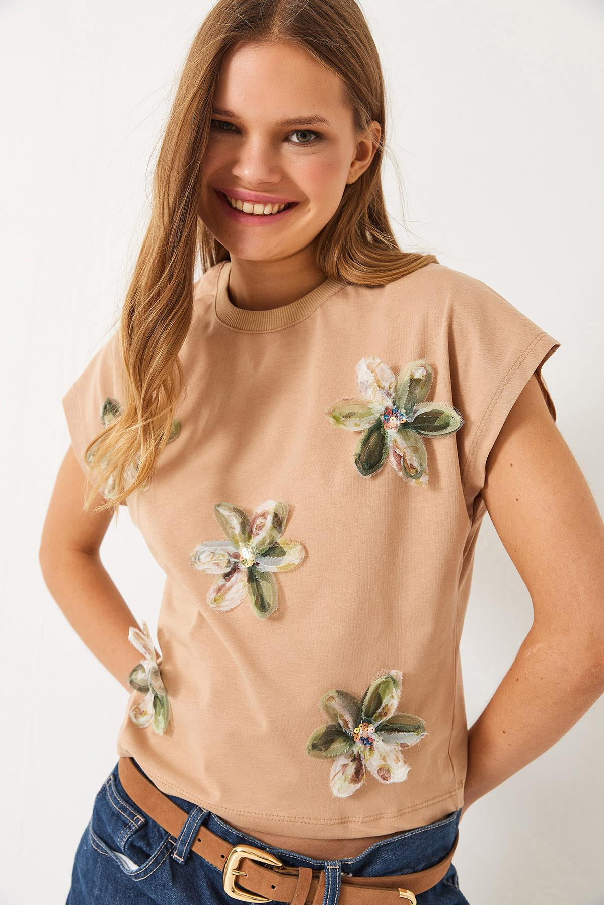 Kısa Kollu Renkli Tül Çiçek Aksesuarlı T-Shirt 60602015 - Bej