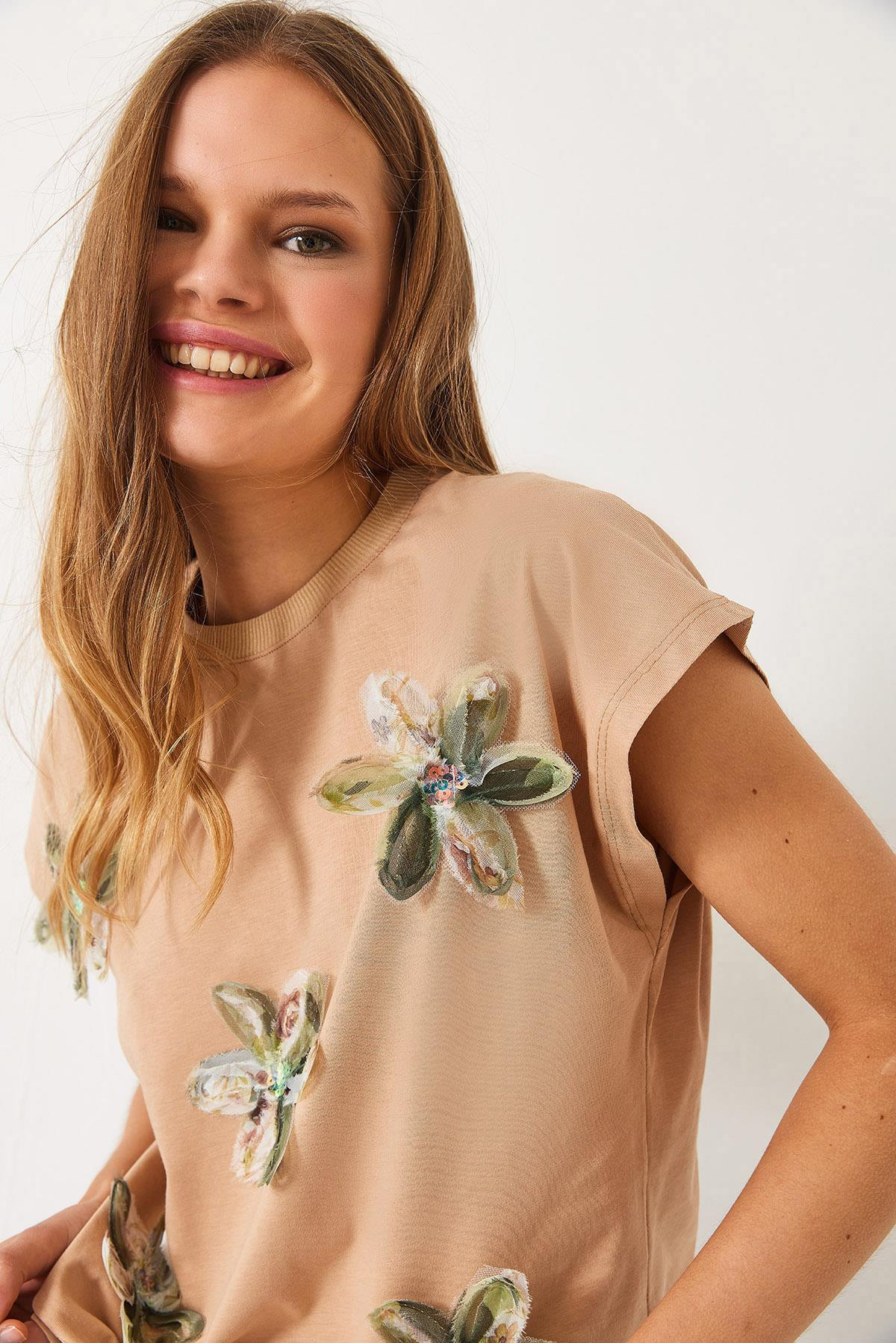 Kısa Kollu Renkli Tül Çiçek Aksesuarlı T-Shirt 60602015 - Bej