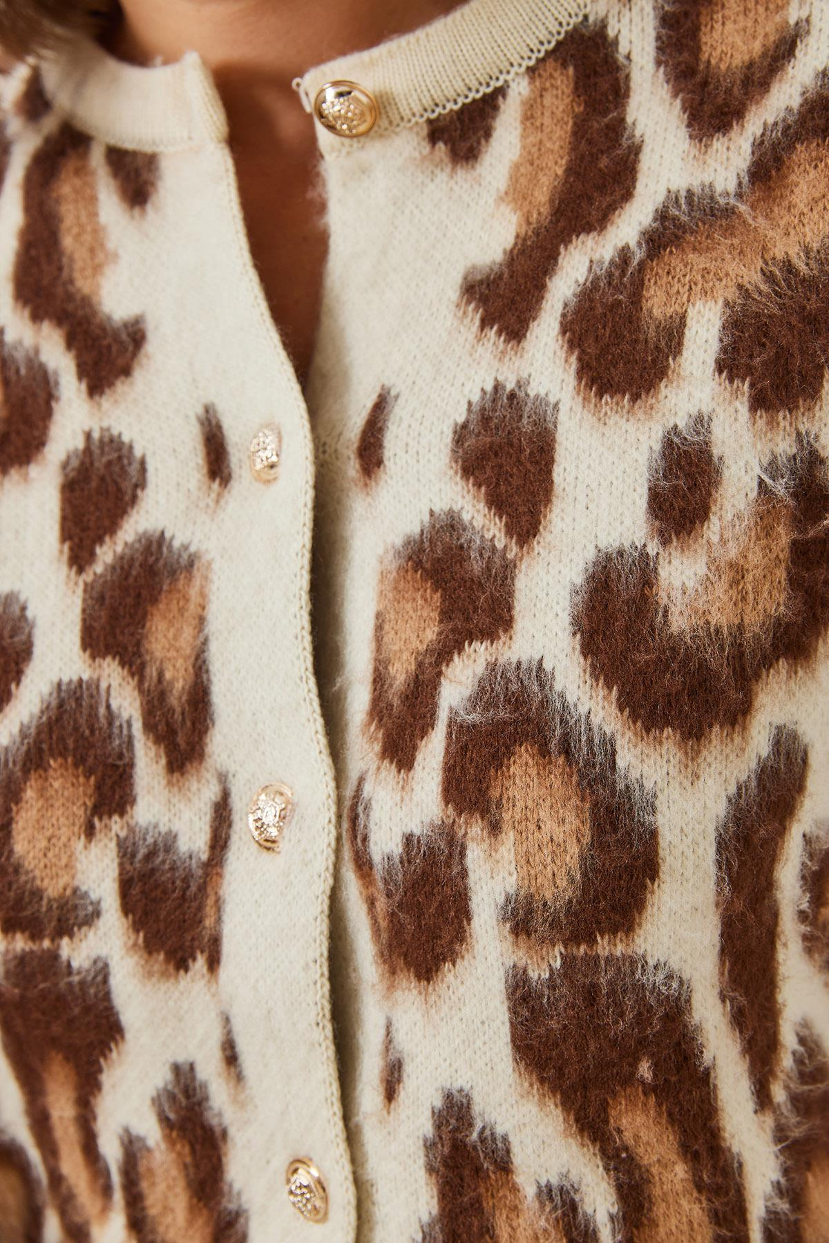 Leopar Desenli Düğmeli Triko Hırka 8007 60351278 - Ekru-Camel
