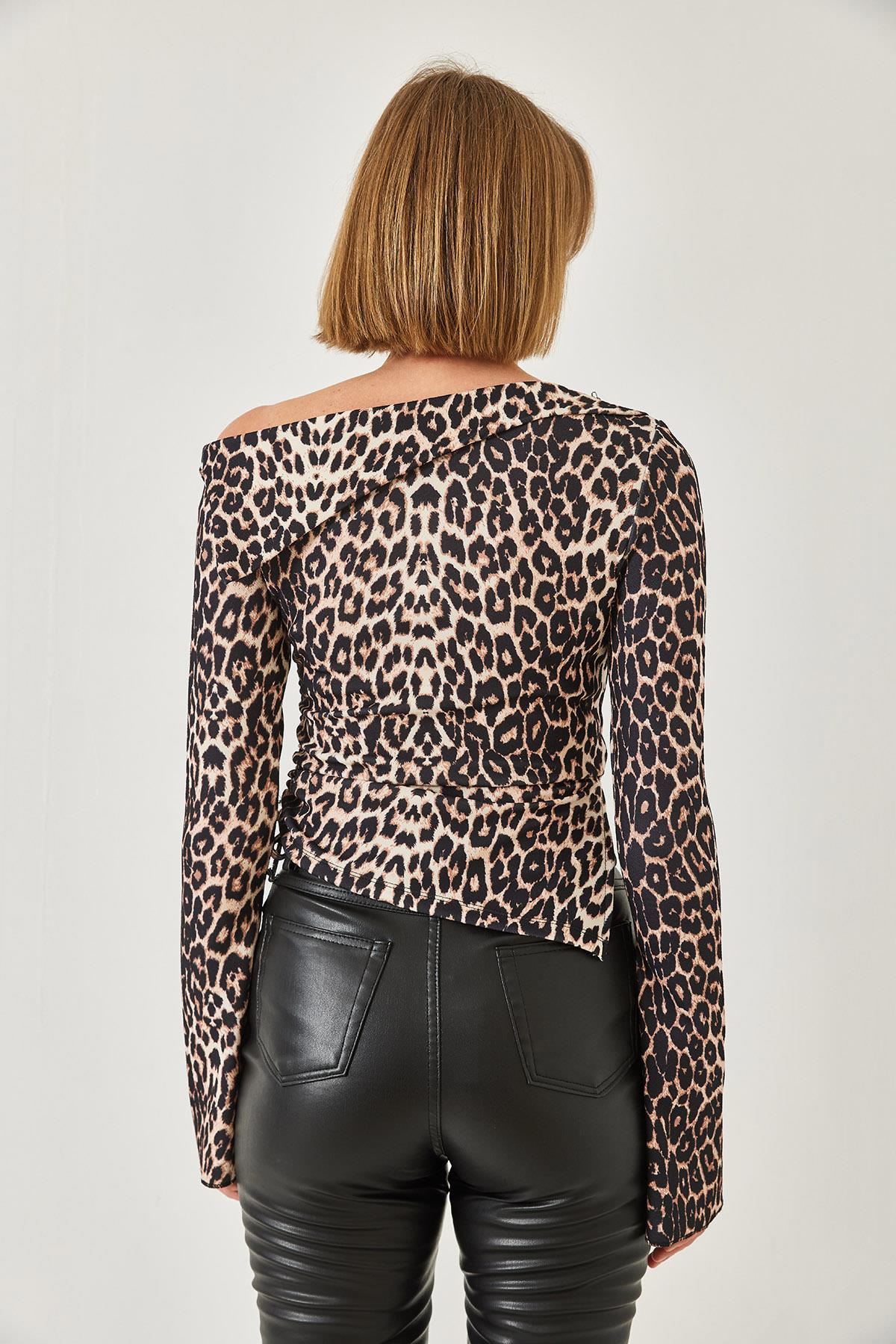 Leopar Desenli Kayık Yaka Asimetrik Kesim Büzgülü Bluz 60261343 - Bej-Kahve