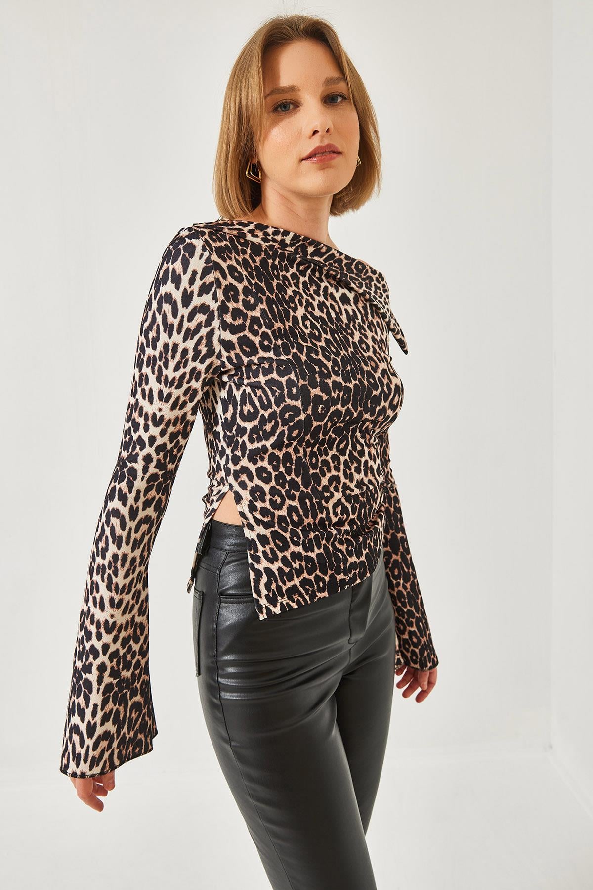 Leopar Desenli Kayık Yaka Asimetrik Kesim Büzgülü Bluz 60261343 - Bej-Kahve