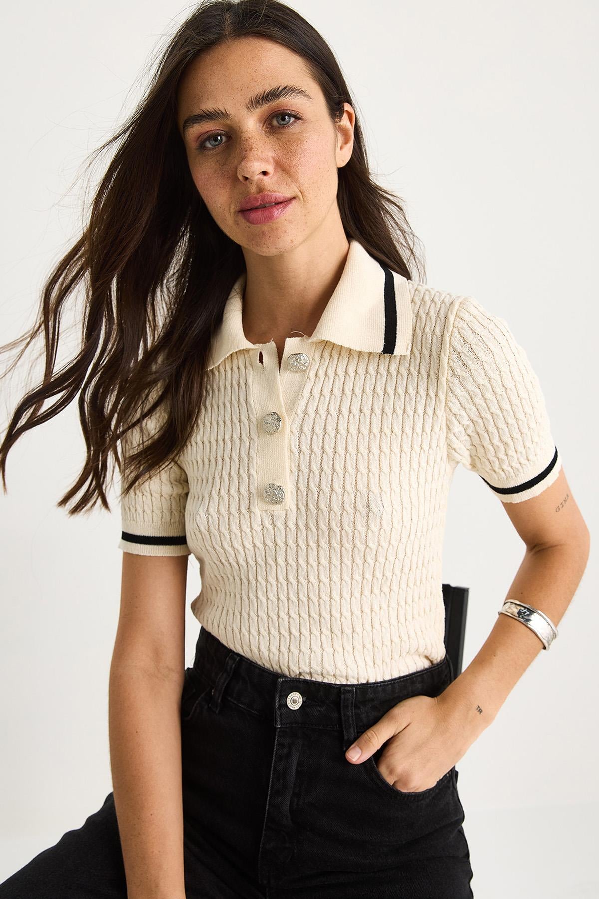 Sekiz İlmek Örgü Şerit Detaylı Polo Yaka Triko T-Shirt 20258022 - Ekru