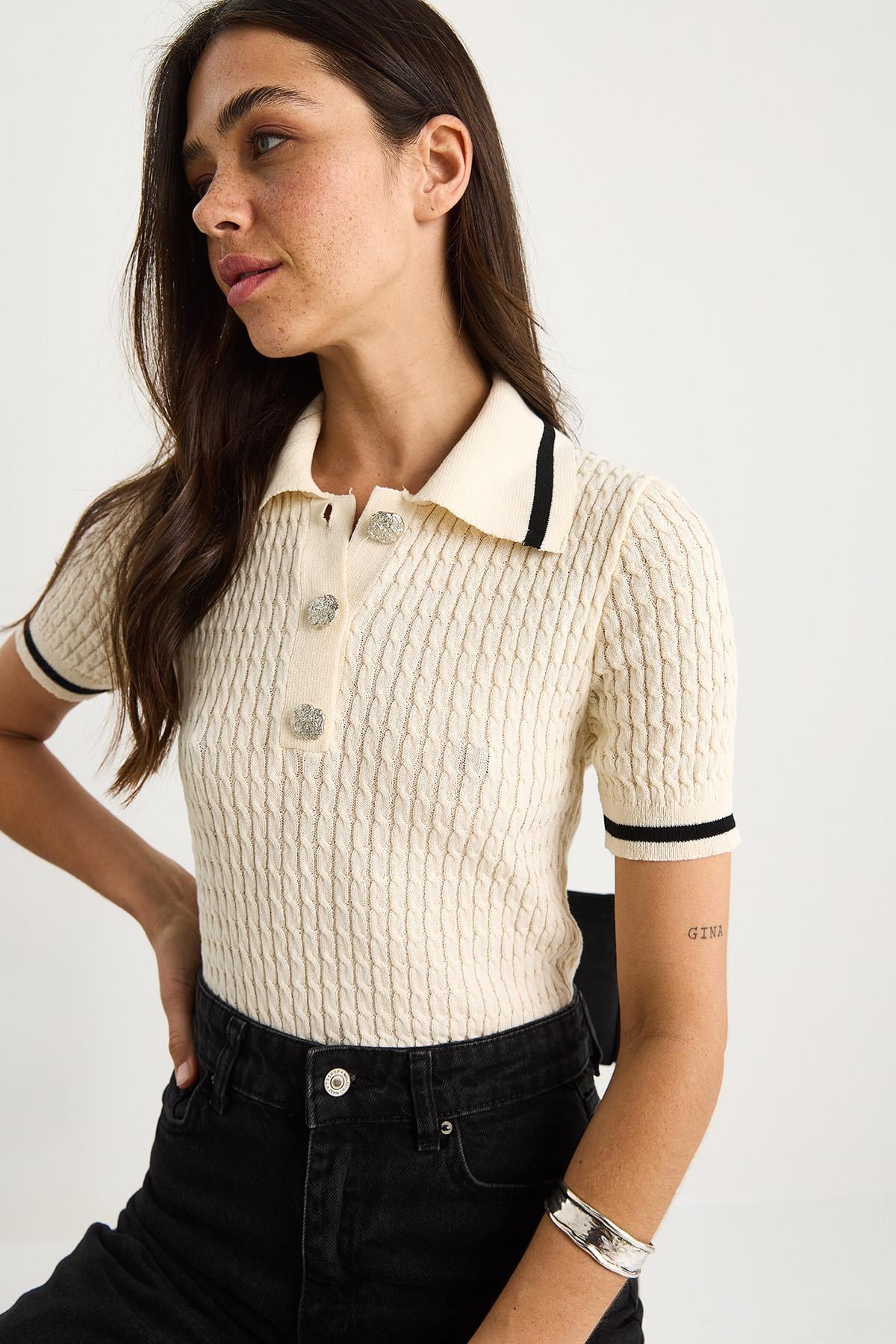 Sekiz İlmek Örgü Şerit Detaylı Polo Yaka Triko T-Shirt 20258022 - Ekru