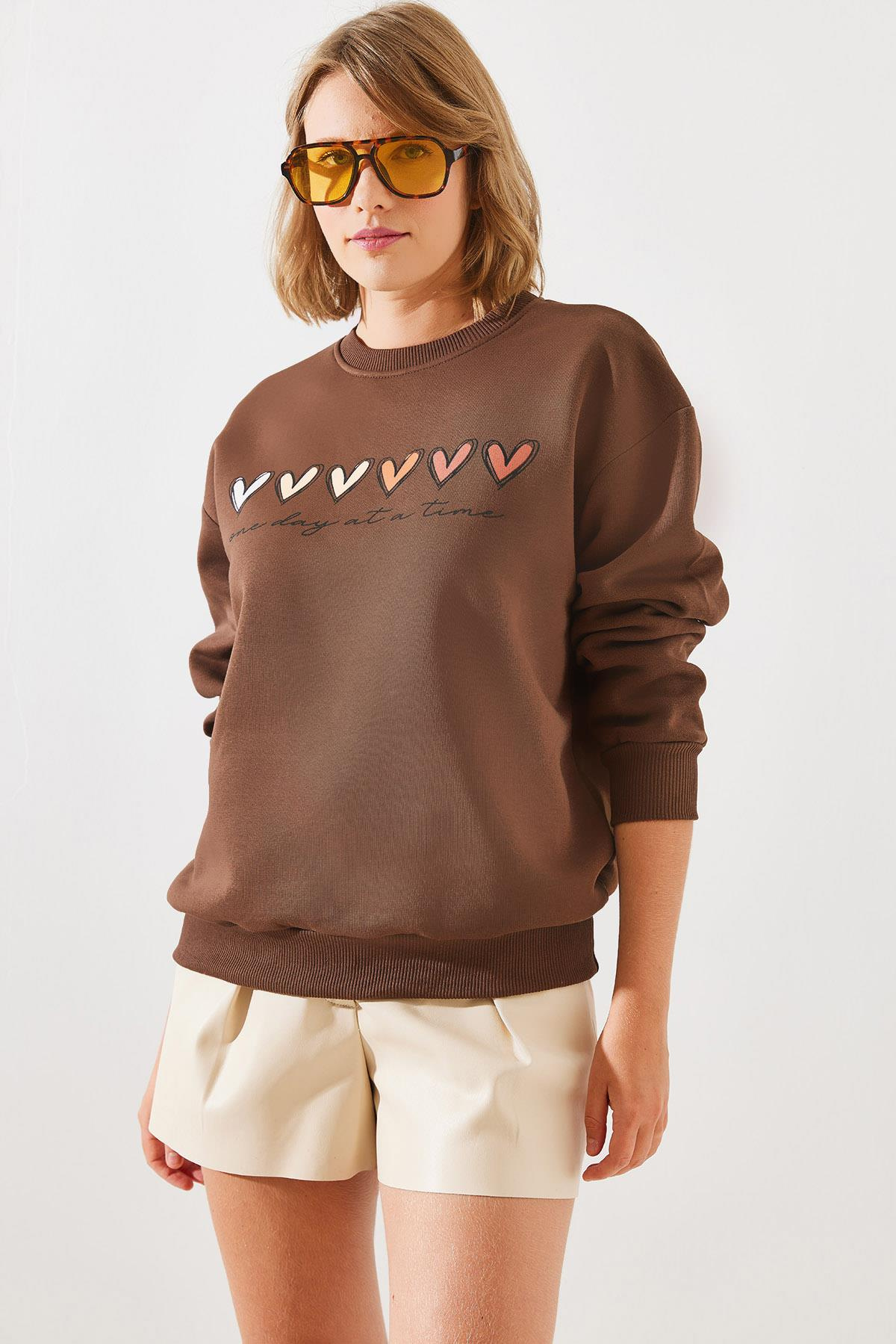 Üç İplik Şardonlu Renkli Kalp Baskılı Sweatshirt MBHS007 60601007 - Kahverengi