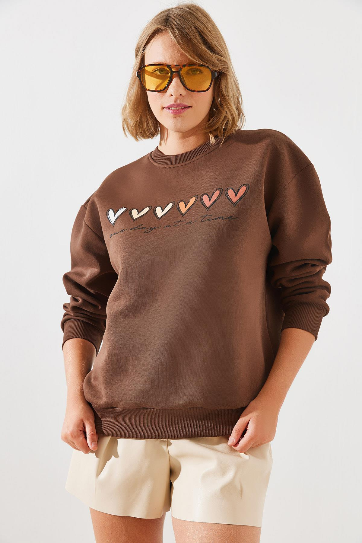 Üç İplik Şardonlu Renkli Kalp Baskılı Sweatshirt MBHS007 60601007 - Kahverengi