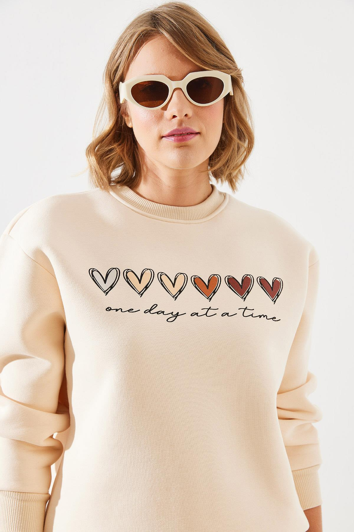 Üç İplik Şardonlu Renkli Kalp Baskılı Sweatshirt MBHS007 60601007 - Bej