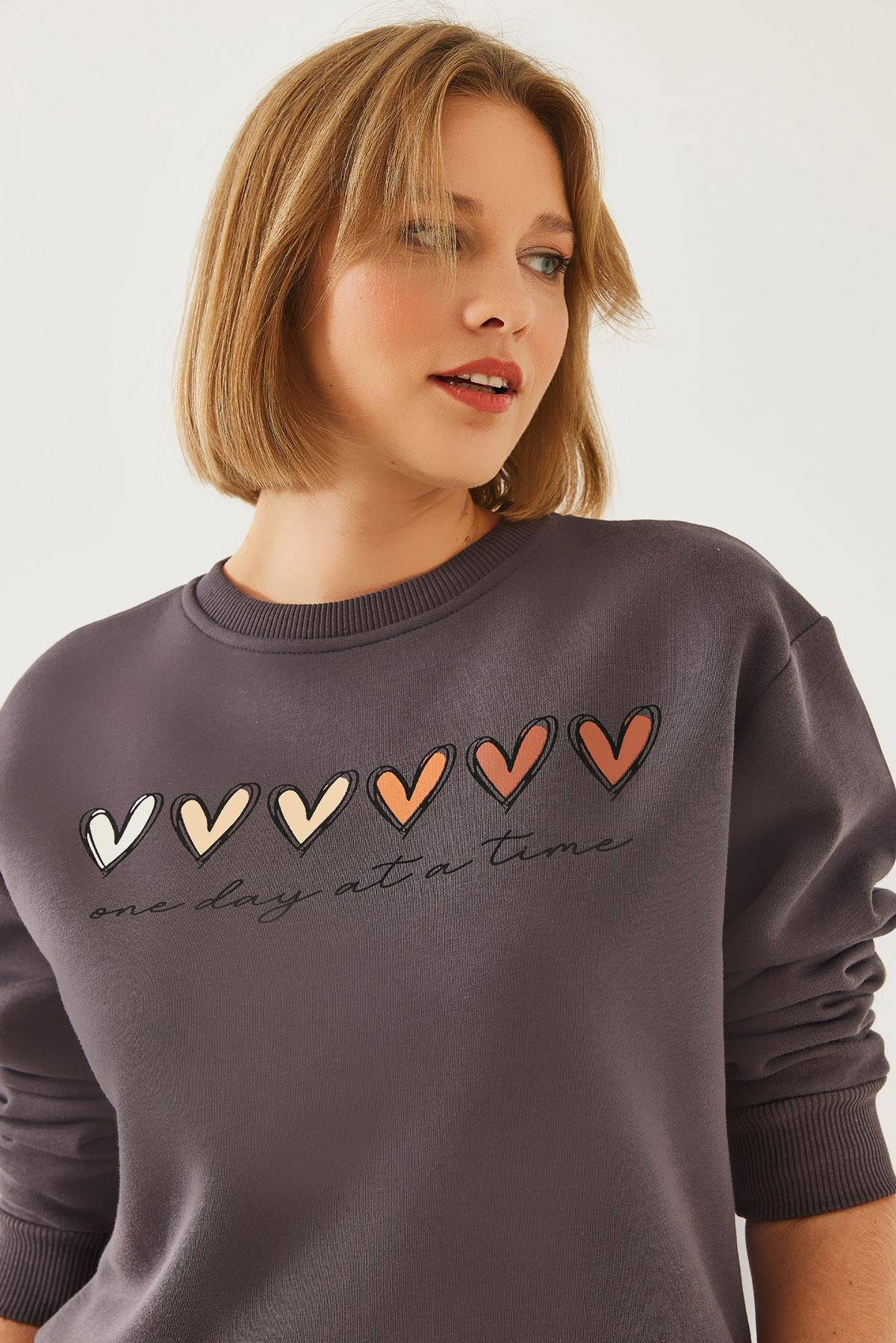 Üç İplik Şardonlu Renkli Kalp Baskılı Sweatshirt MBHS007 60601007 - Füme