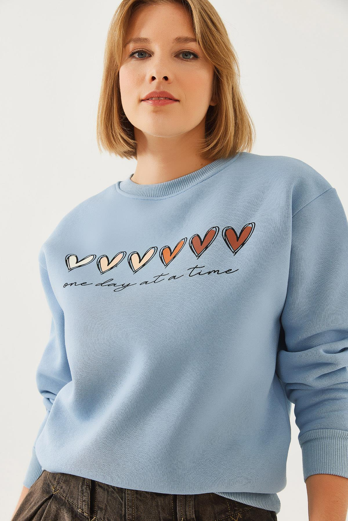 Üç İplik Şardonlu Renkli Kalp Baskılı Sweatshirt MBHS007 60601007 - Buz Mavisi