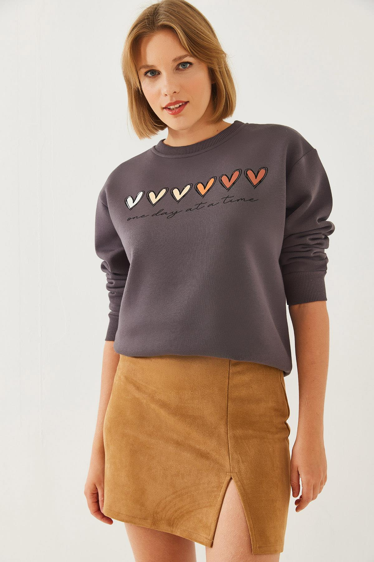 Üç İplik Şardonlu Renkli Kalp Baskılı Sweatshirt MBHS007 60601007 - Füme