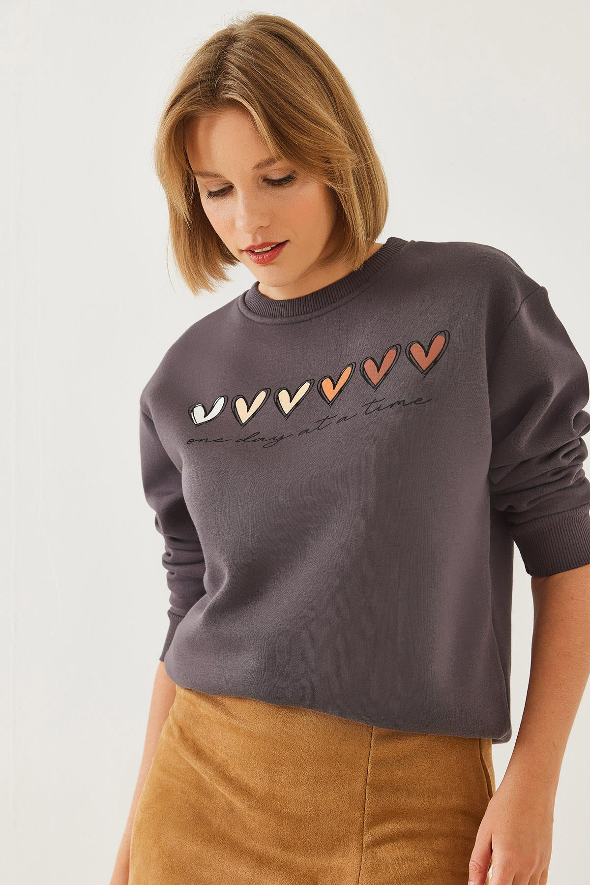 Üç İplik Şardonlu Renkli Kalp Baskılı Sweatshirt MBHS007 60601007 - Füme