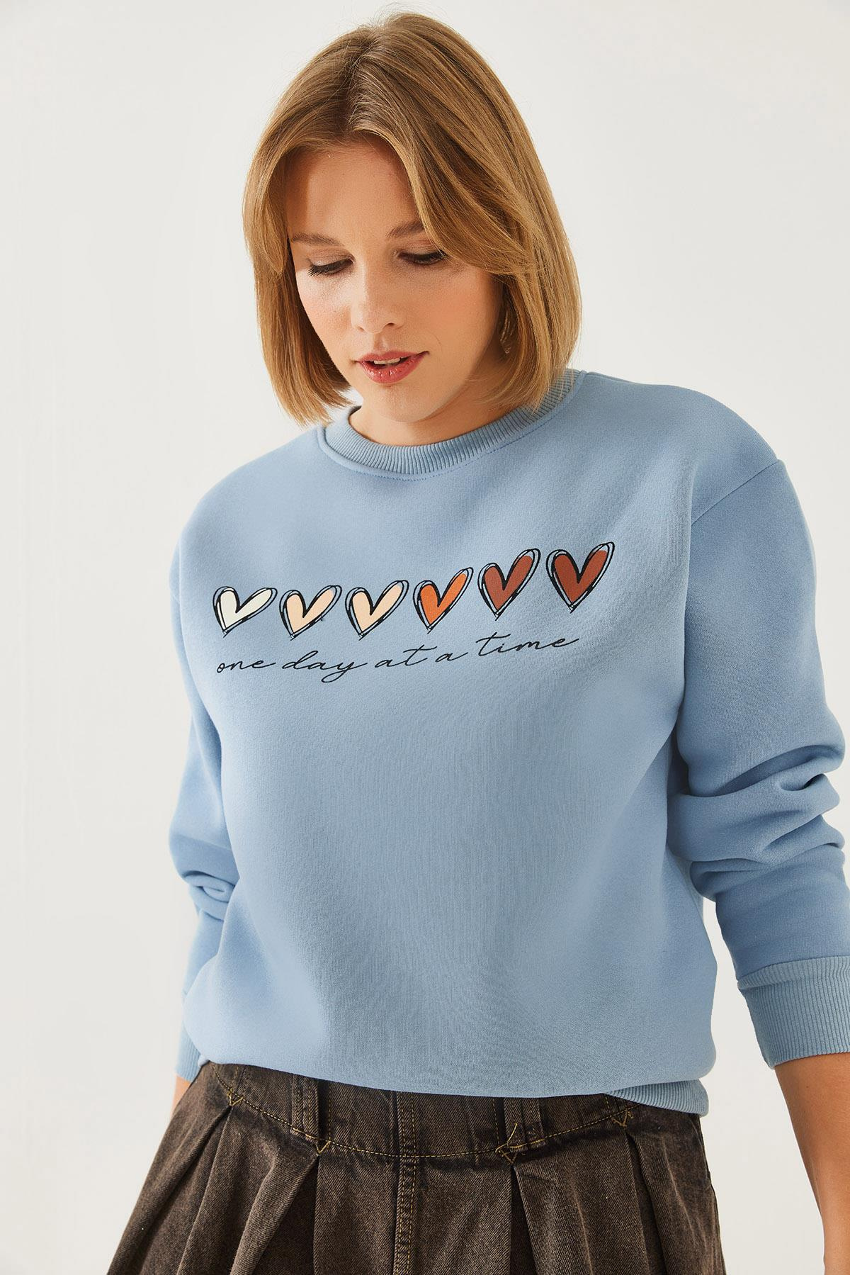 Üç İplik Şardonlu Renkli Kalp Baskılı Sweatshirt MBHS007 60601007 - Buz Mavisi