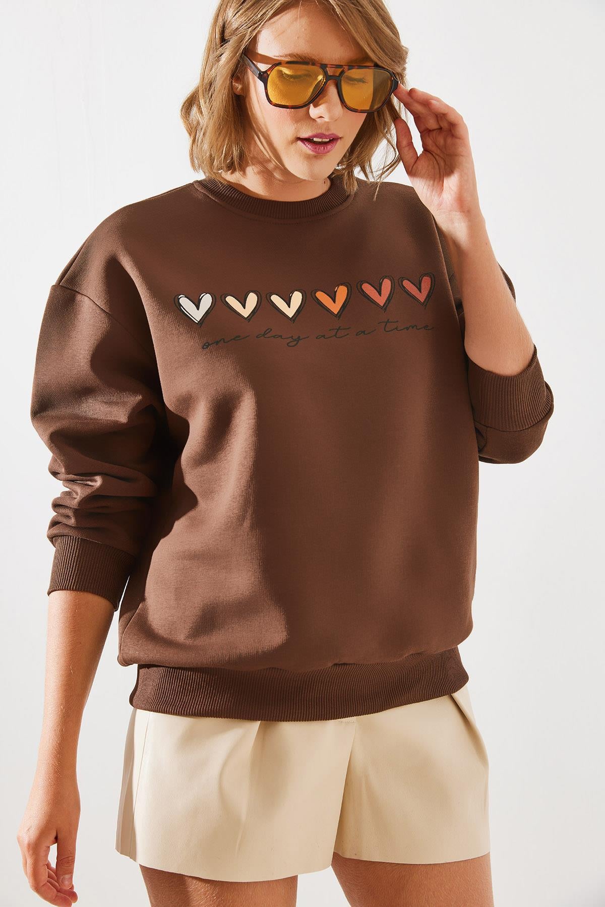 Üç İplik Şardonlu Renkli Kalp Baskılı Sweatshirt MBHS007 60601007 - Kahverengi