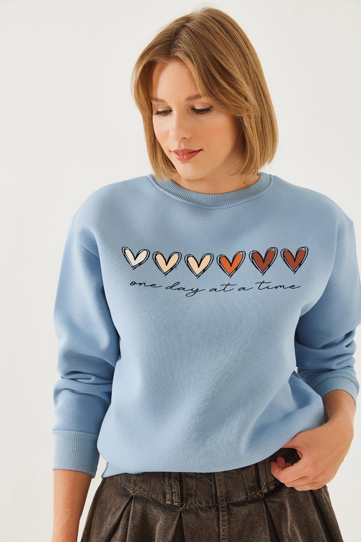 Üç İplik Şardonlu Renkli Kalp Baskılı Sweatshirt MBHS007 60601007 - Buz Mavisi