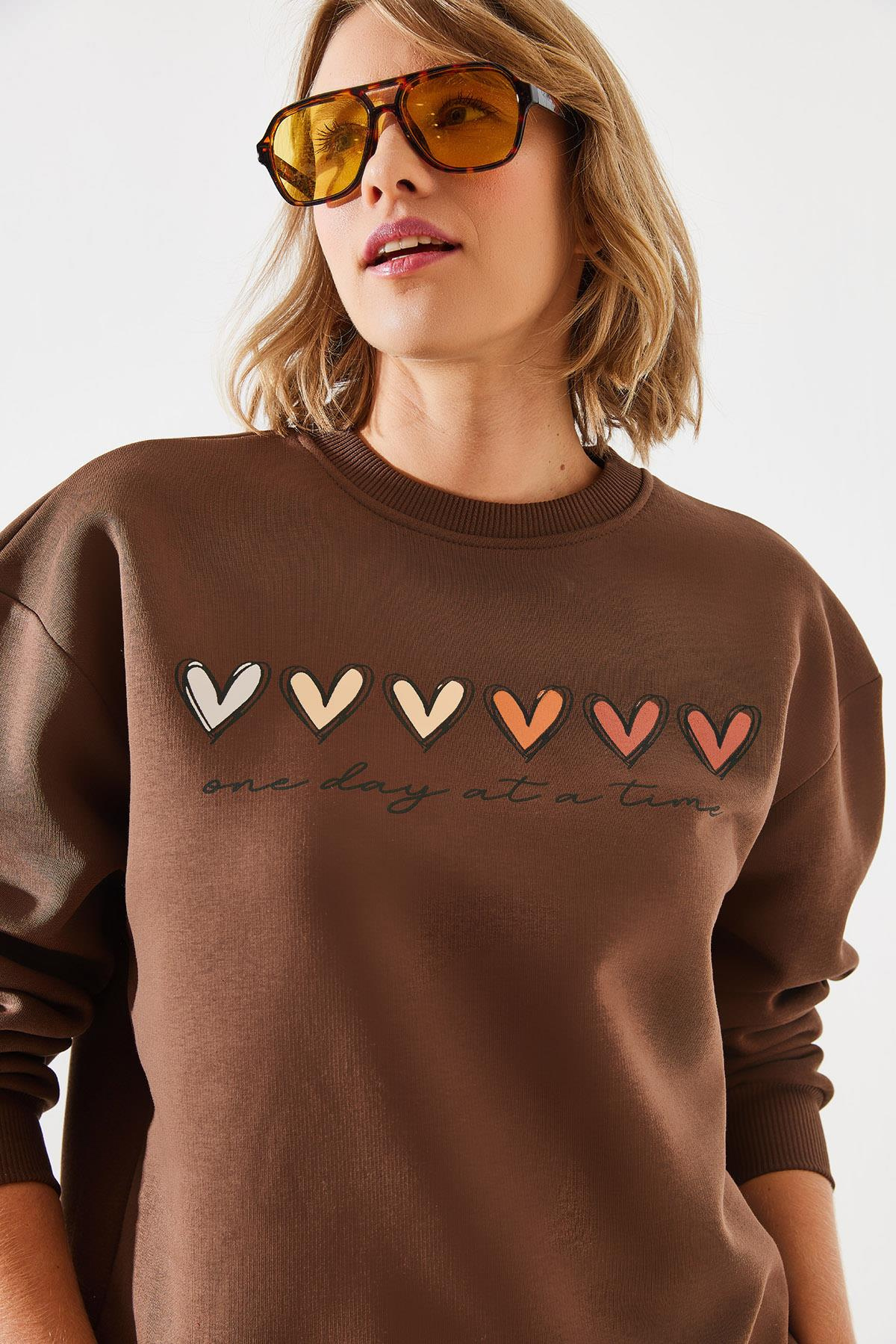 Üç İplik Şardonlu Renkli Kalp Baskılı Sweatshirt MBHS007 60601007 - Kahverengi