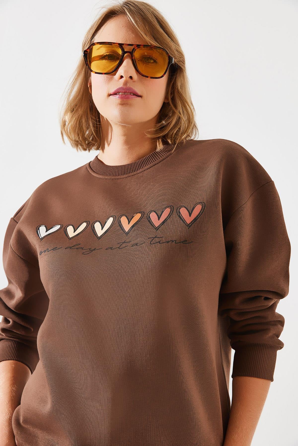 Üç İplik Şardonlu Renkli Kalp Baskılı Sweatshirt MBHS007 60601007 - Kahverengi