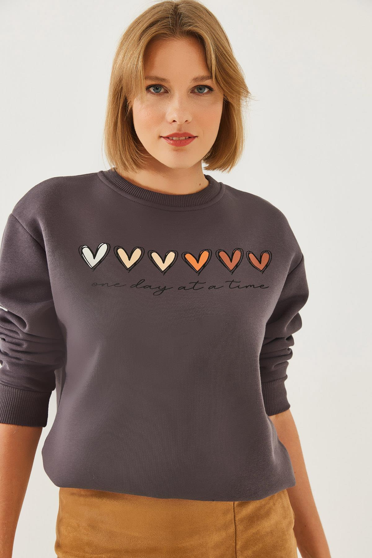 Üç İplik Şardonlu Renkli Kalp Baskılı Sweatshirt MBHS007 60601007 - Füme