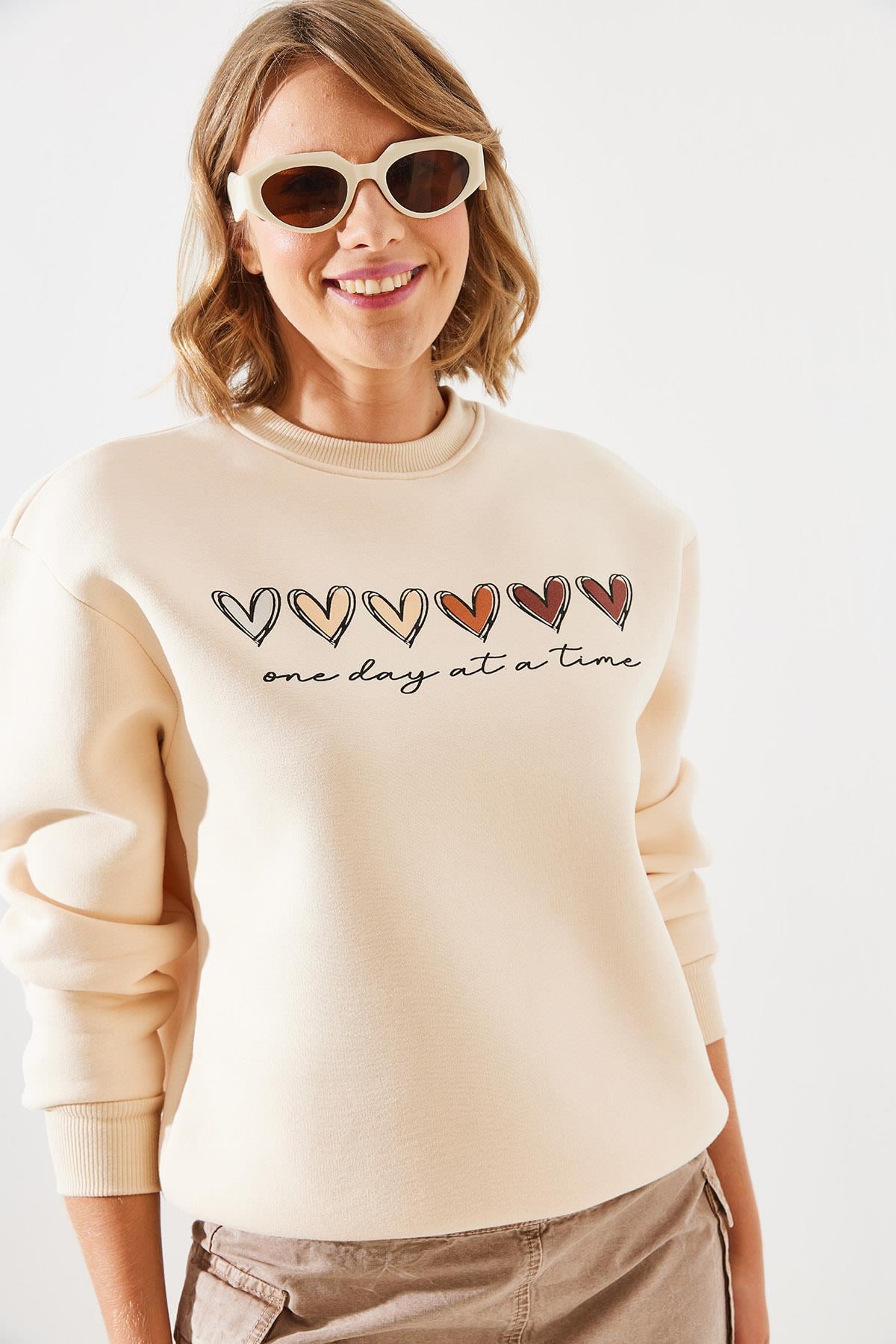 Üç İplik Şardonlu Renkli Kalp Baskılı Sweatshirt MBHS007 60601007 - Bej
