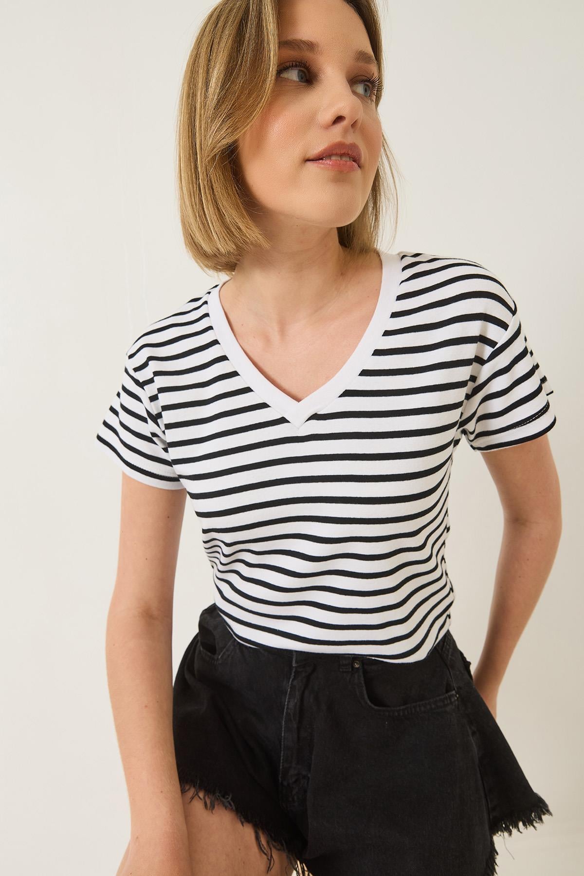 V Yaka Çizgili Rahat Kalıp Basic T-Shirt 60283205 - Siyah-Beyaz