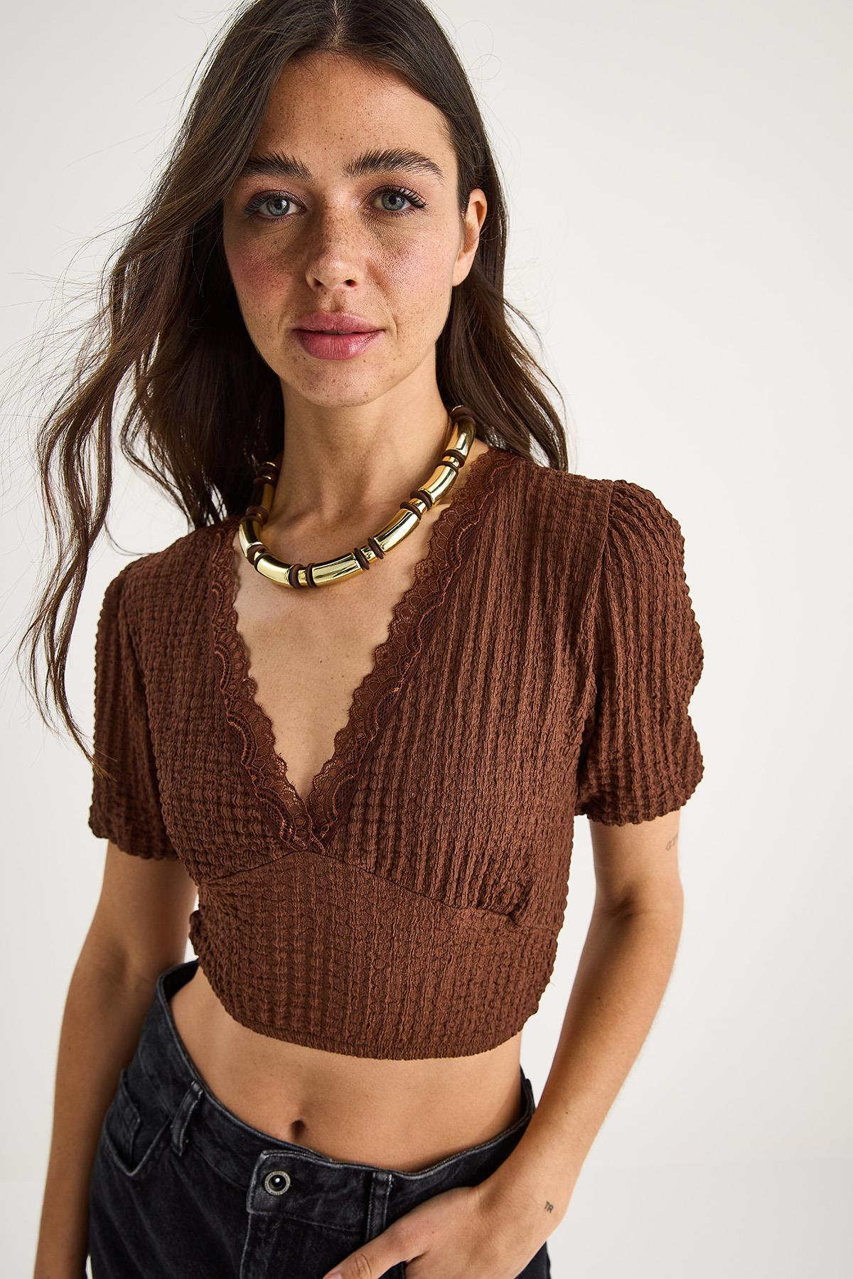 V Yaka Fisto Detaylı Bürümcük Kısa Kollu Crop Bluz 2231 60284051 - Kahverengi