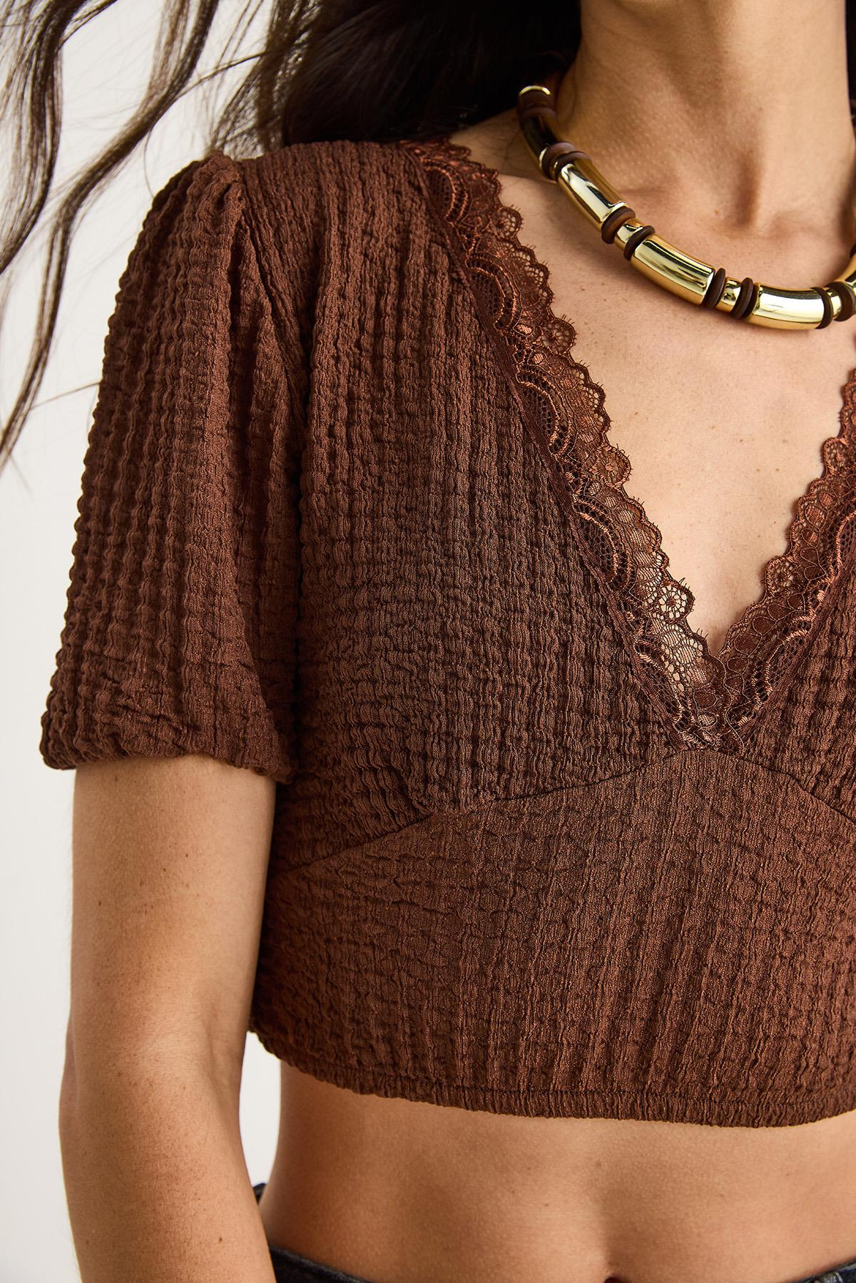 V Yaka Fisto Detaylı Bürümcük Kısa Kollu Crop Bluz 2231 60284051 - Kahverengi