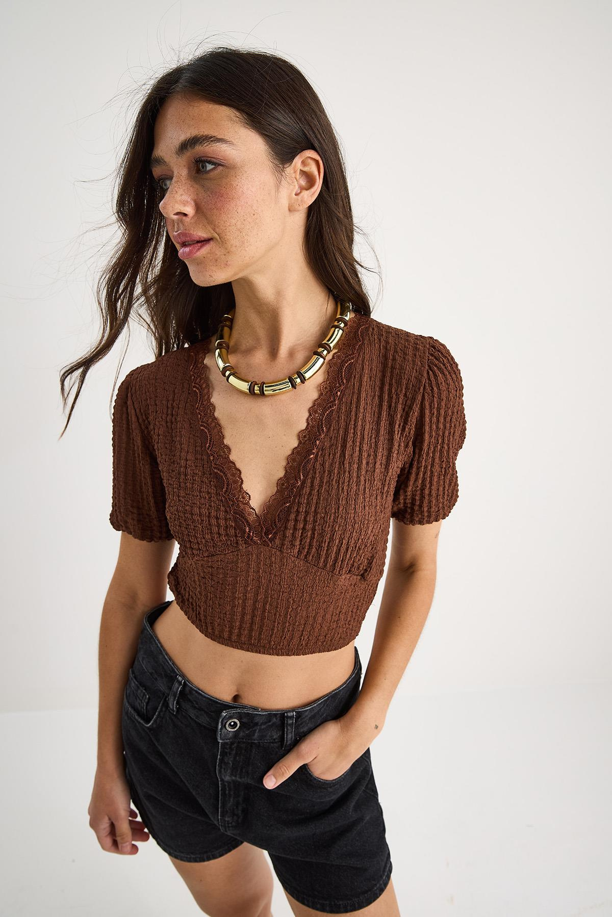 V Yaka Fisto Detaylı Bürümcük Kısa Kollu Crop Bluz 2231 60284051 - Kahverengi