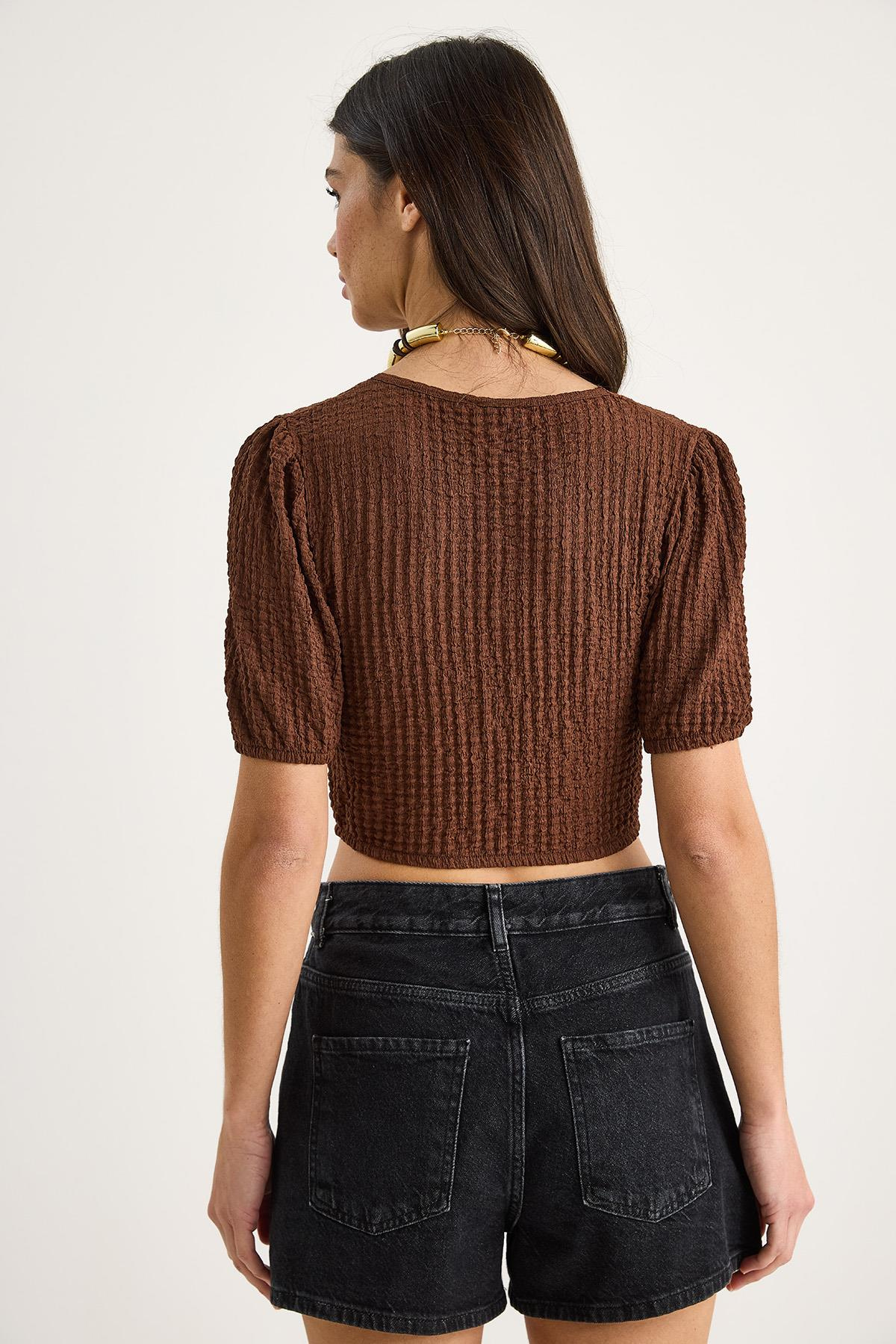 V Yaka Fisto Detaylı Bürümcük Kısa Kollu Crop Bluz 2231 60284051 - Kahverengi