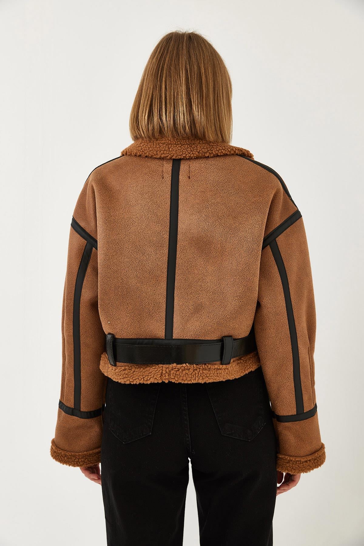 Yakası Kemerli Kürklü Lamine Mont 3027 60251967 - Camel DIŞ GİYİM modelleri