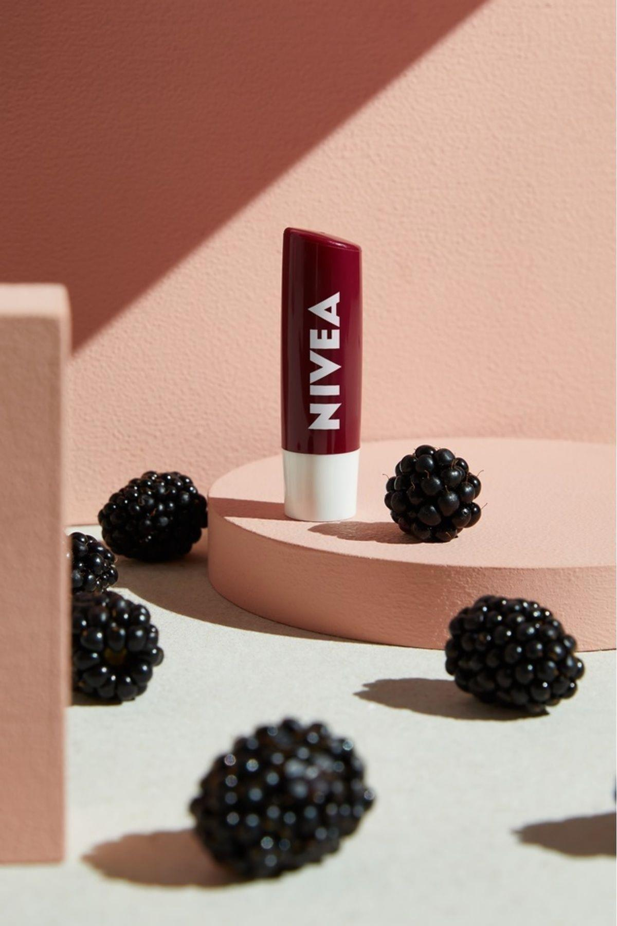 NiveaNivea Dudak Bakım Kremi Black Berry Böğürtlen Aromalı 4.8 grNivea Bakım Yapan Dudak Bakım Kremi Black Berry 4,8 gr Fiyatı ve Özellikleri | Mutlufiyatlar