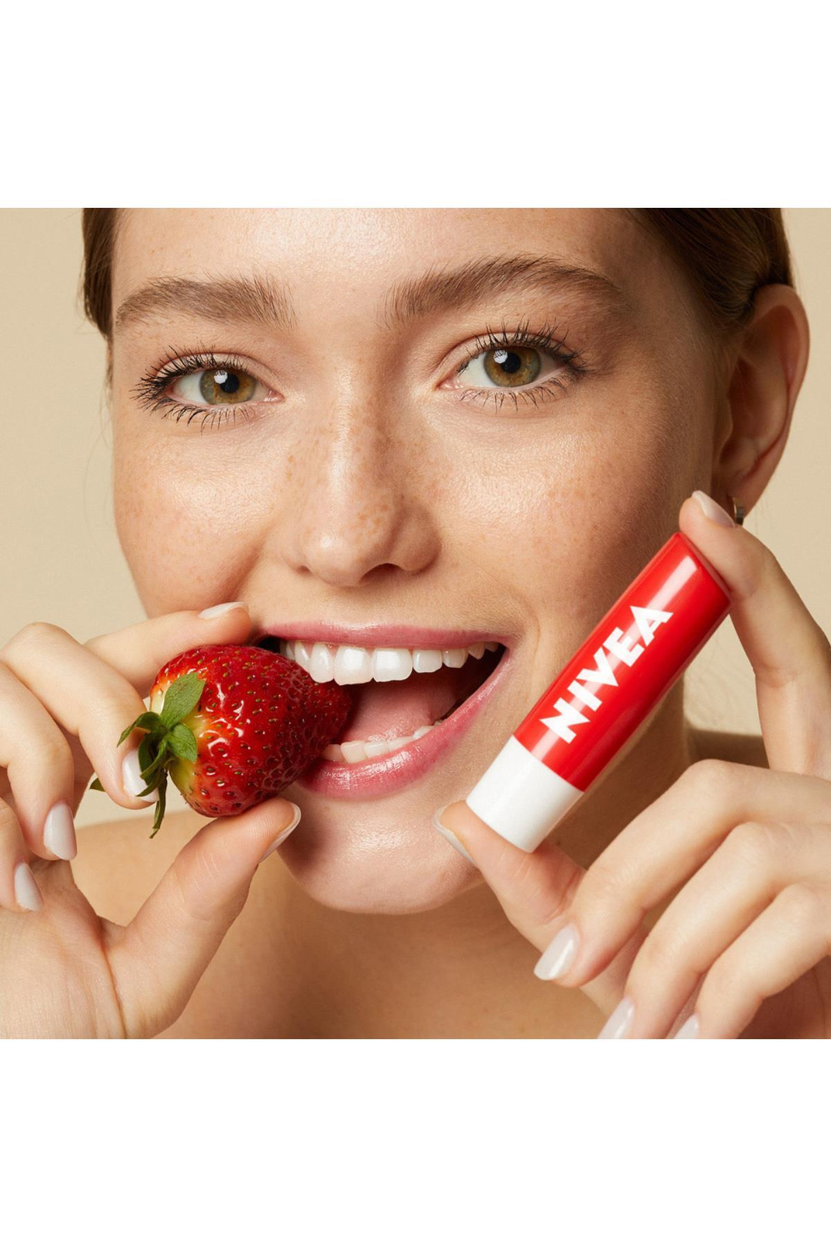 NiveaNivea Dudak Bakım Kremi Straw Berry Shine Çilek Aromalı 4.8 gr 4'lüNivea Lip Stick Çilek 24 Saat Nem Fiyatı ve Özellikleri | Mutlufiyatlar