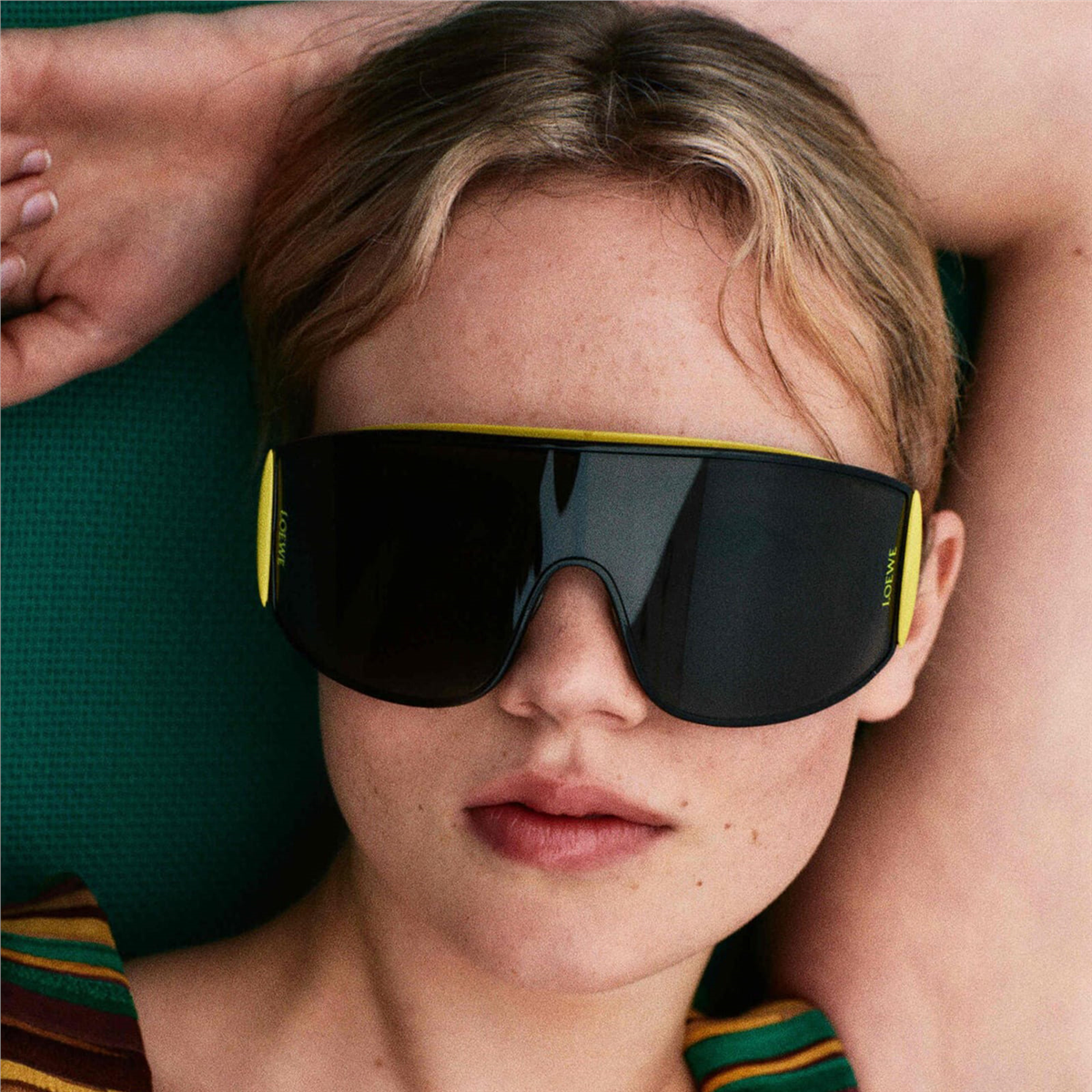 Loewe Signature Speed Mask LW 40202U 02A Kadın Güneş Gözlüğü
