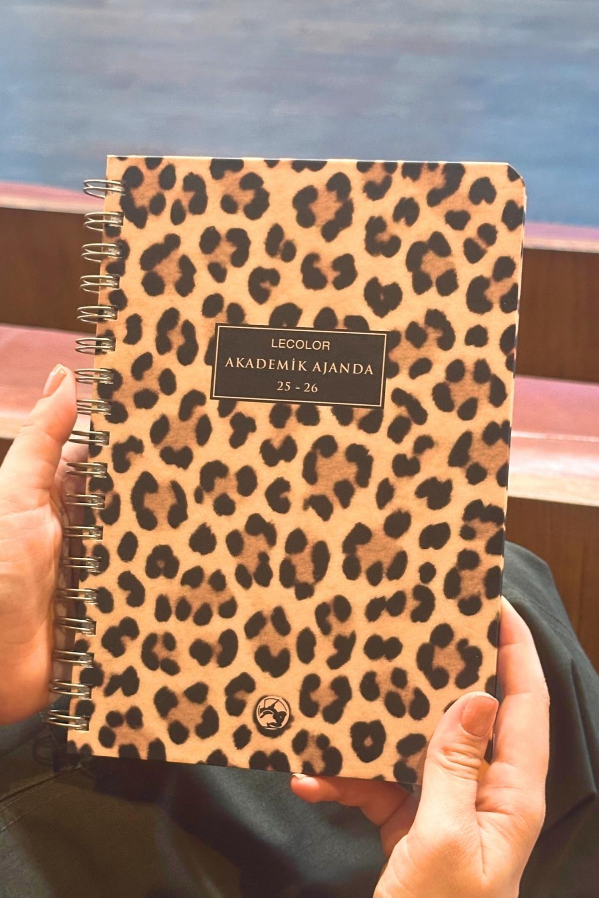 Akademik Ajanda Leopard + Kareli A5 Defter + Sticker Book + Klips + Kalem Kutu + Kalem + Kitap Ayracı + Takvim