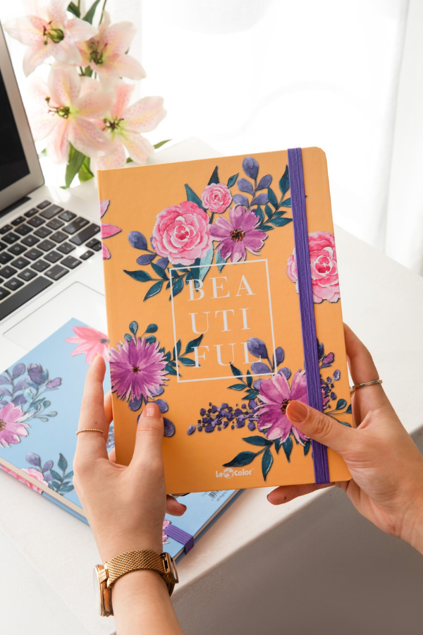 SERT KAPAKLI LASTİKLİ TASARIM DEFTERÇiçekli Defter Kareli Sarı 17x24 cm