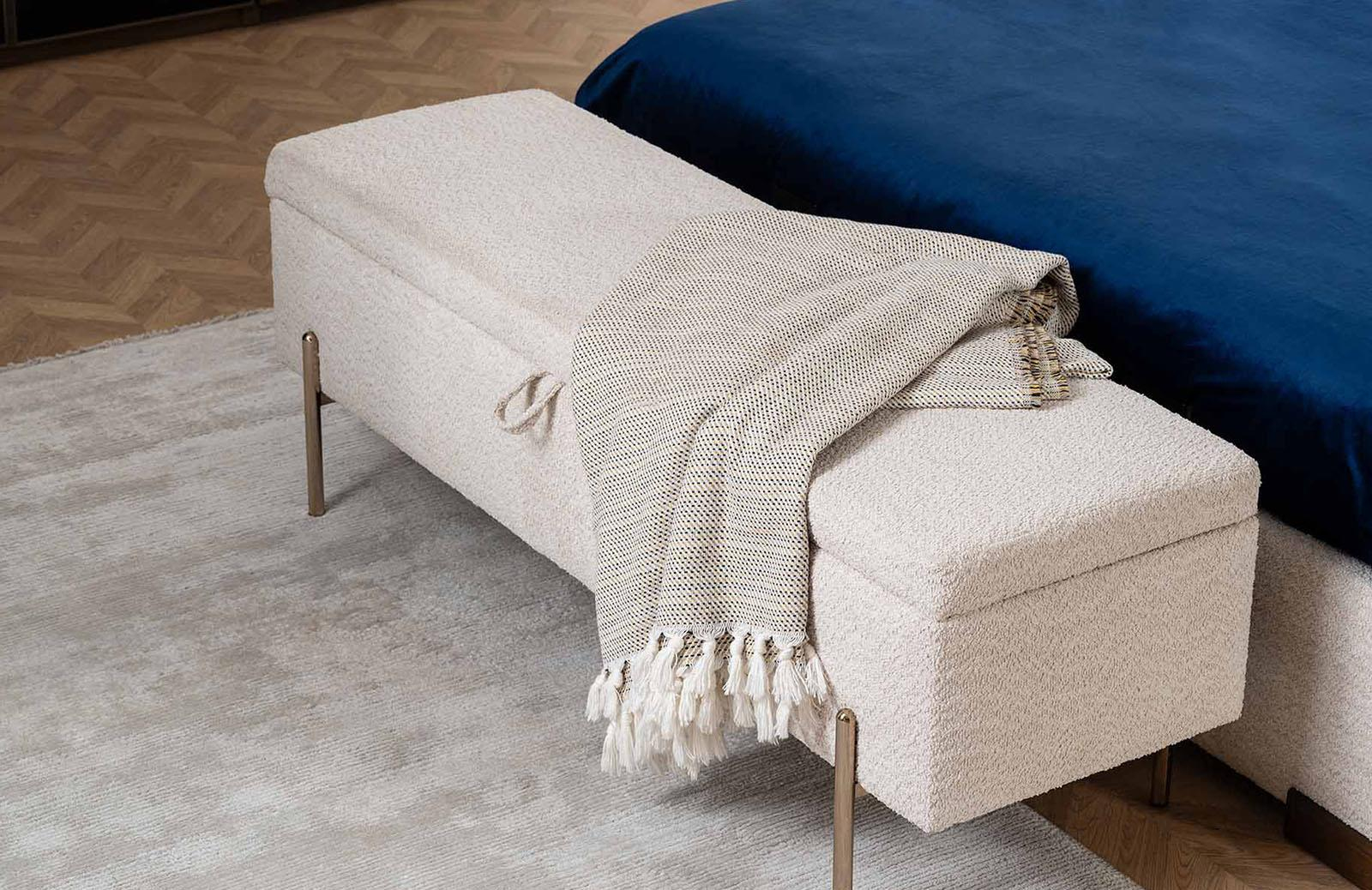 Lexa Bench
