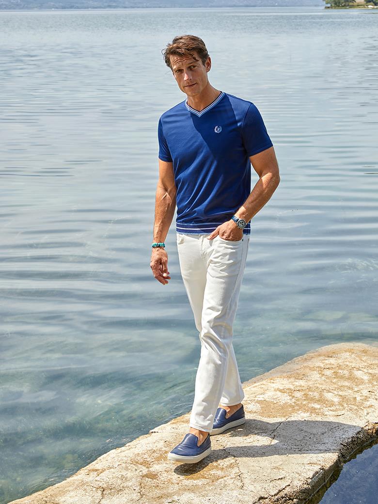 Футболка из 100% мерсеризованного хлопка, стандартного кроя, с V-образным вырезом, светло-тёмно-синего цвета