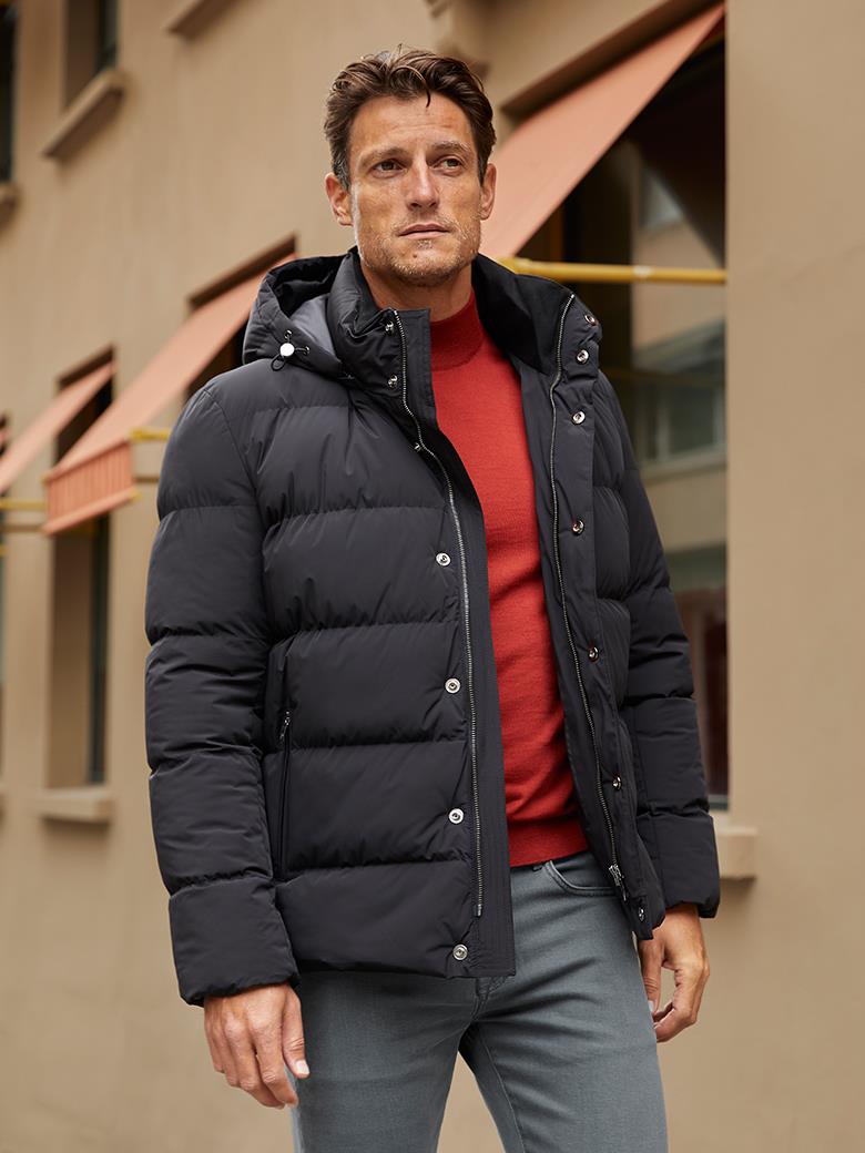 Черная стеганая куртка с капюшоном и наполнителем из волокна стандартного кроя