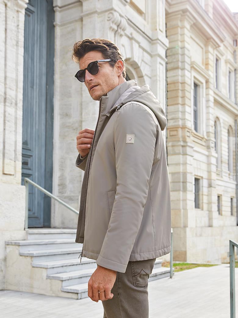 Водонепроницаемое бежевое пальто с капюшоном и волокнистым наполнителем стандартного кроя