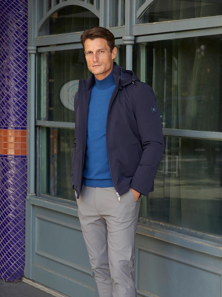 Водонепроницаемое пальто темно-синего цвета с волокнистым наполнителем и капюшоном, стандартного кроя