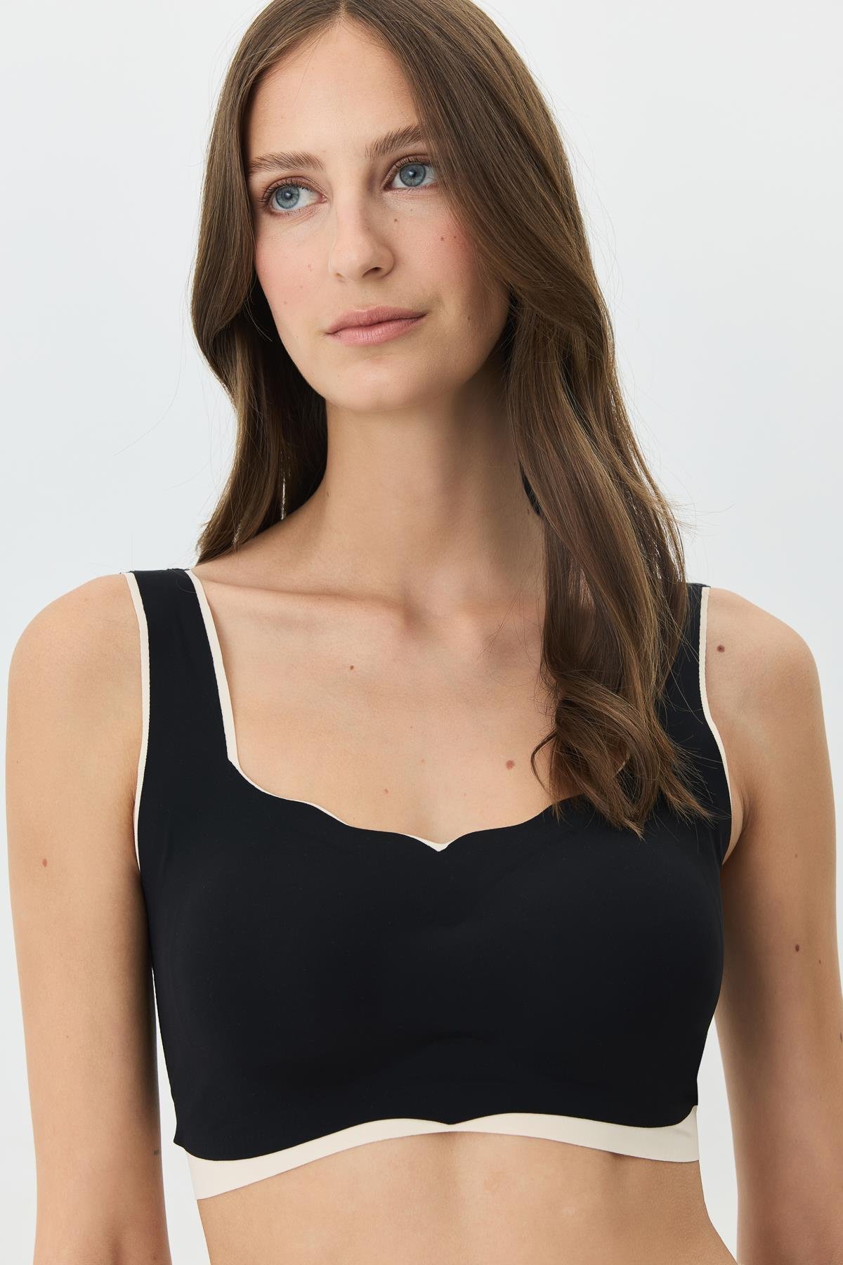 Balensiz Dikişsiz Lazer Kesim Sütyen Çıkarılabilir Pedli 1018 Siyah