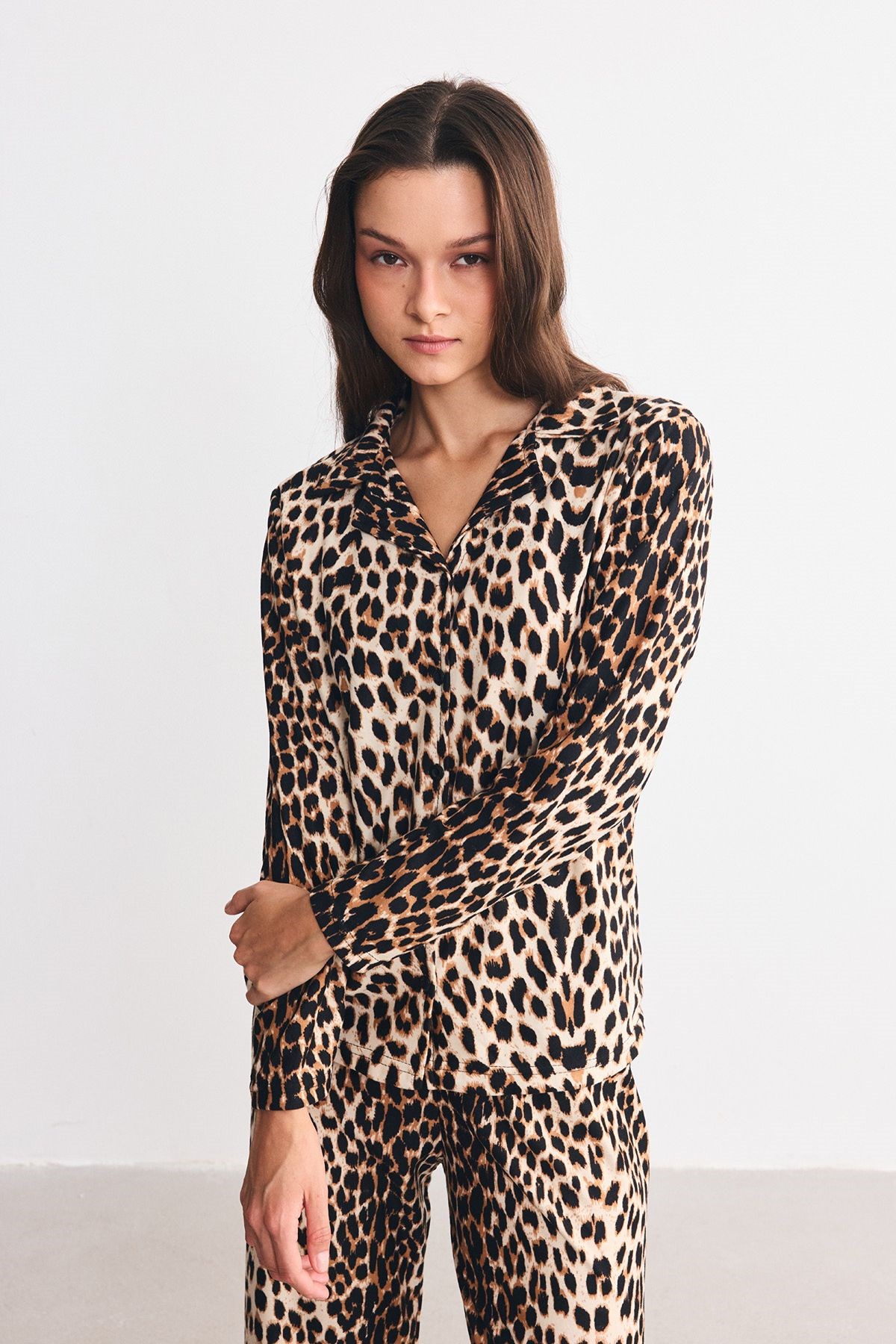 Süet Dokulu Gömlek Yaka Pijama Takımı Leopar