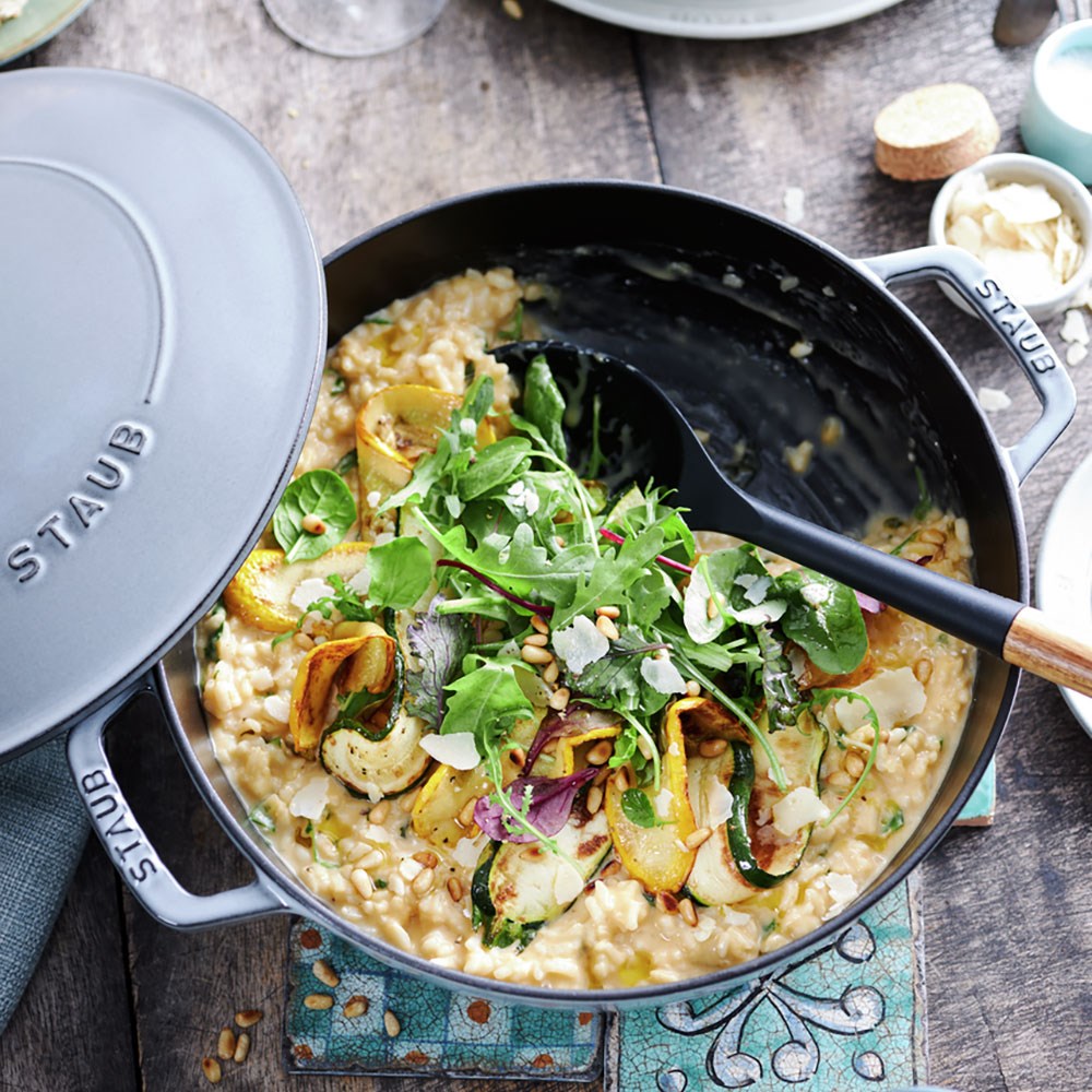Staub Kapaklı Döküm Tencere 24 cm Gri