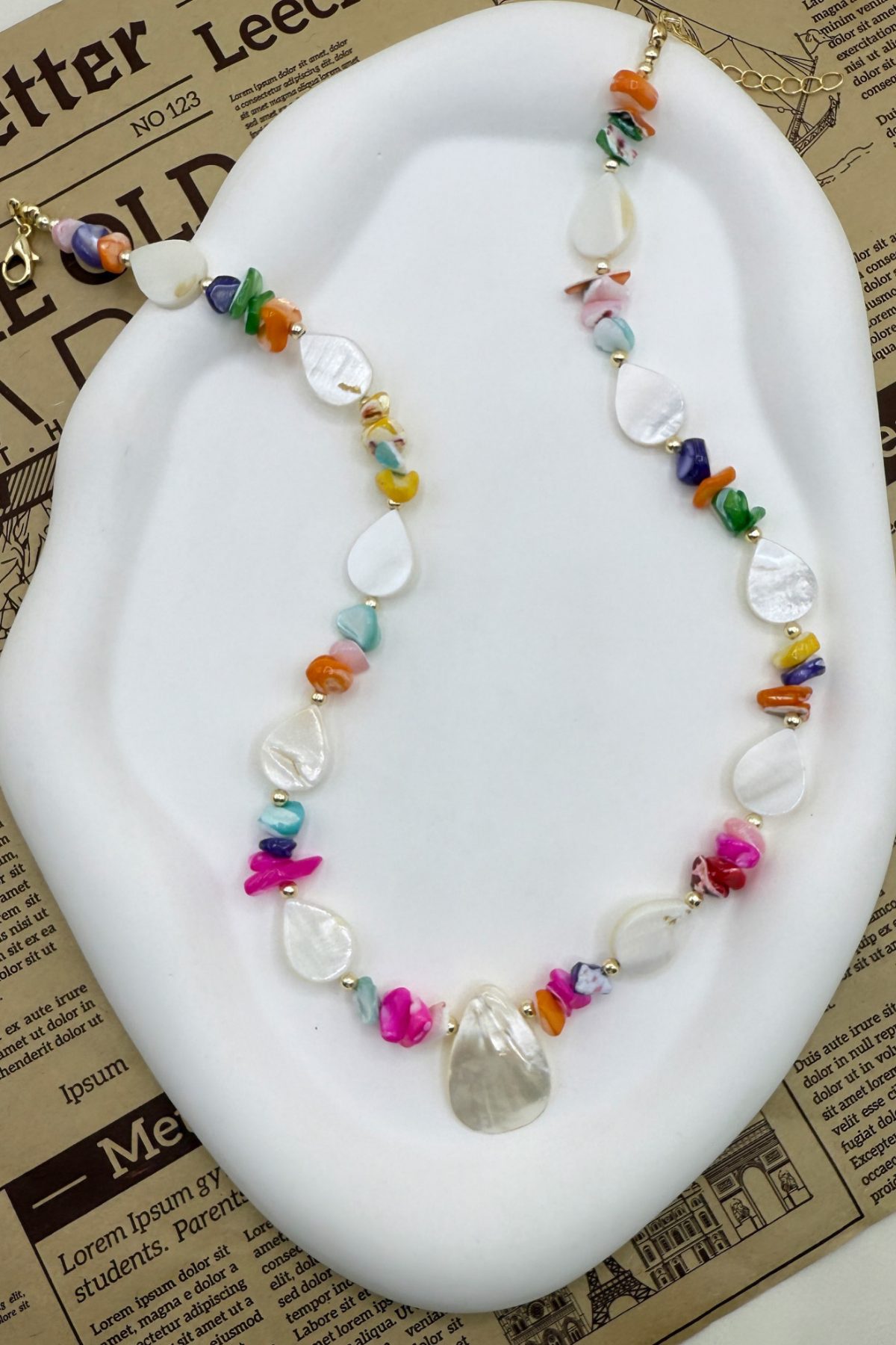 7AF18D3F- DAMLA SEDEF DETAYLI RENKLİ DOĞAL BONCUKLU KOLYE