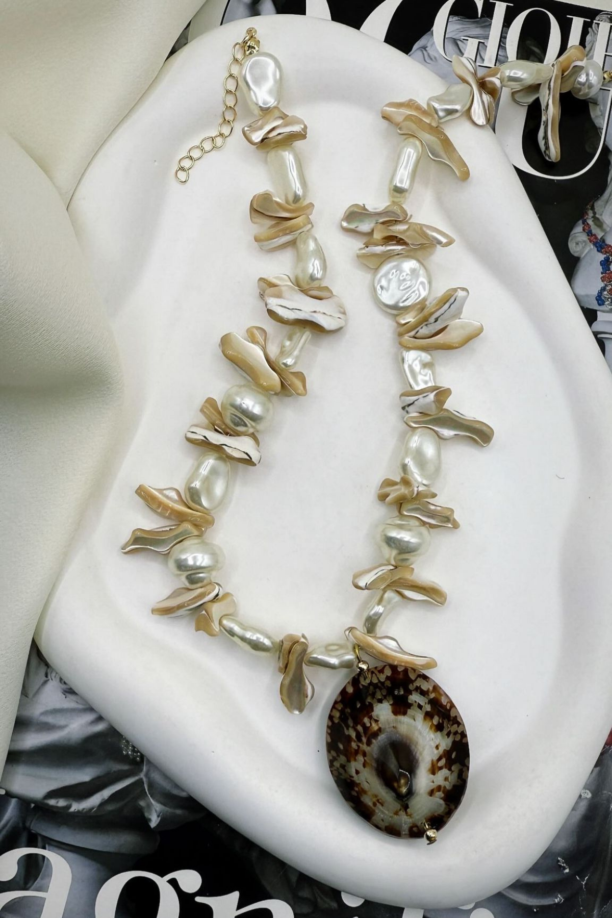 7F3680C0- DOĞAL DENİZ KABUĞU DETAYLI SEDEF BONCUKLU KOLYE