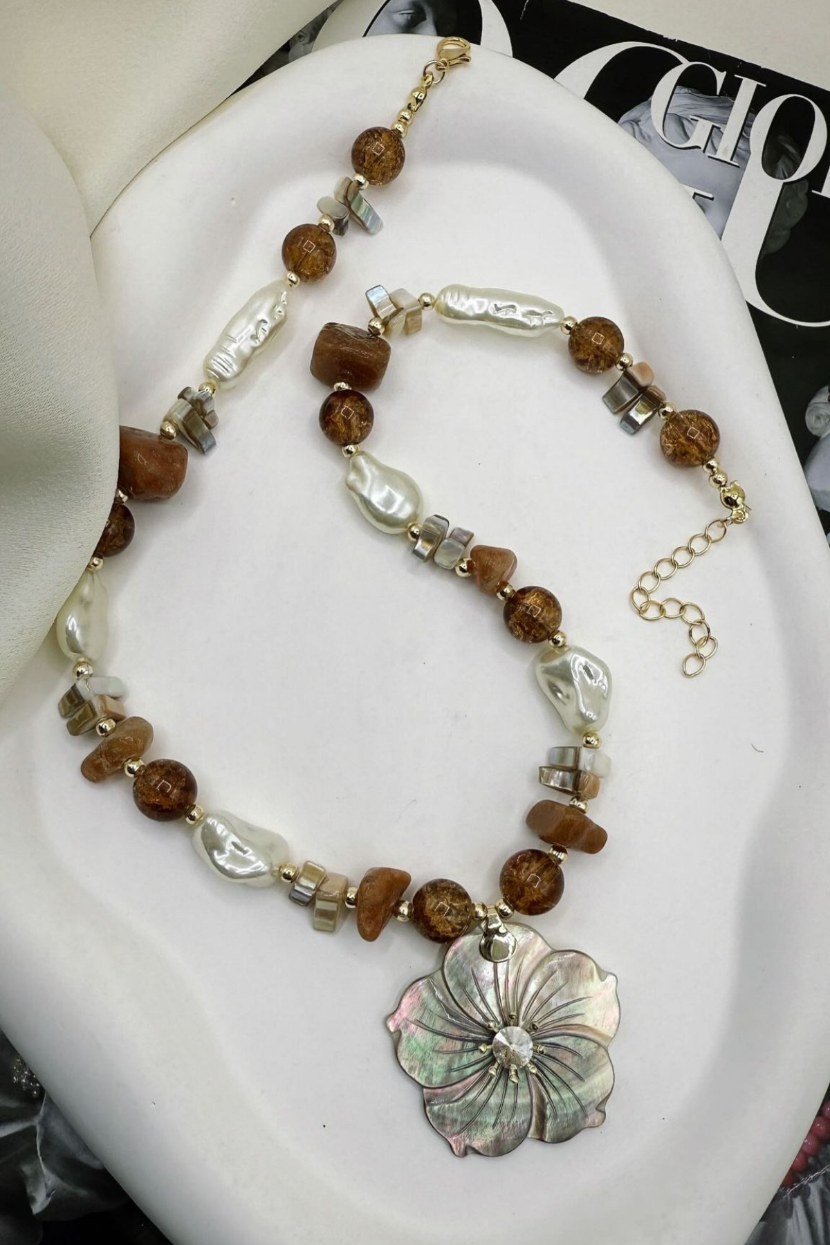 F53F8235- SEDEF ÇİÇEK DETAYLI DOĞAL BONCUKLU KOLYE