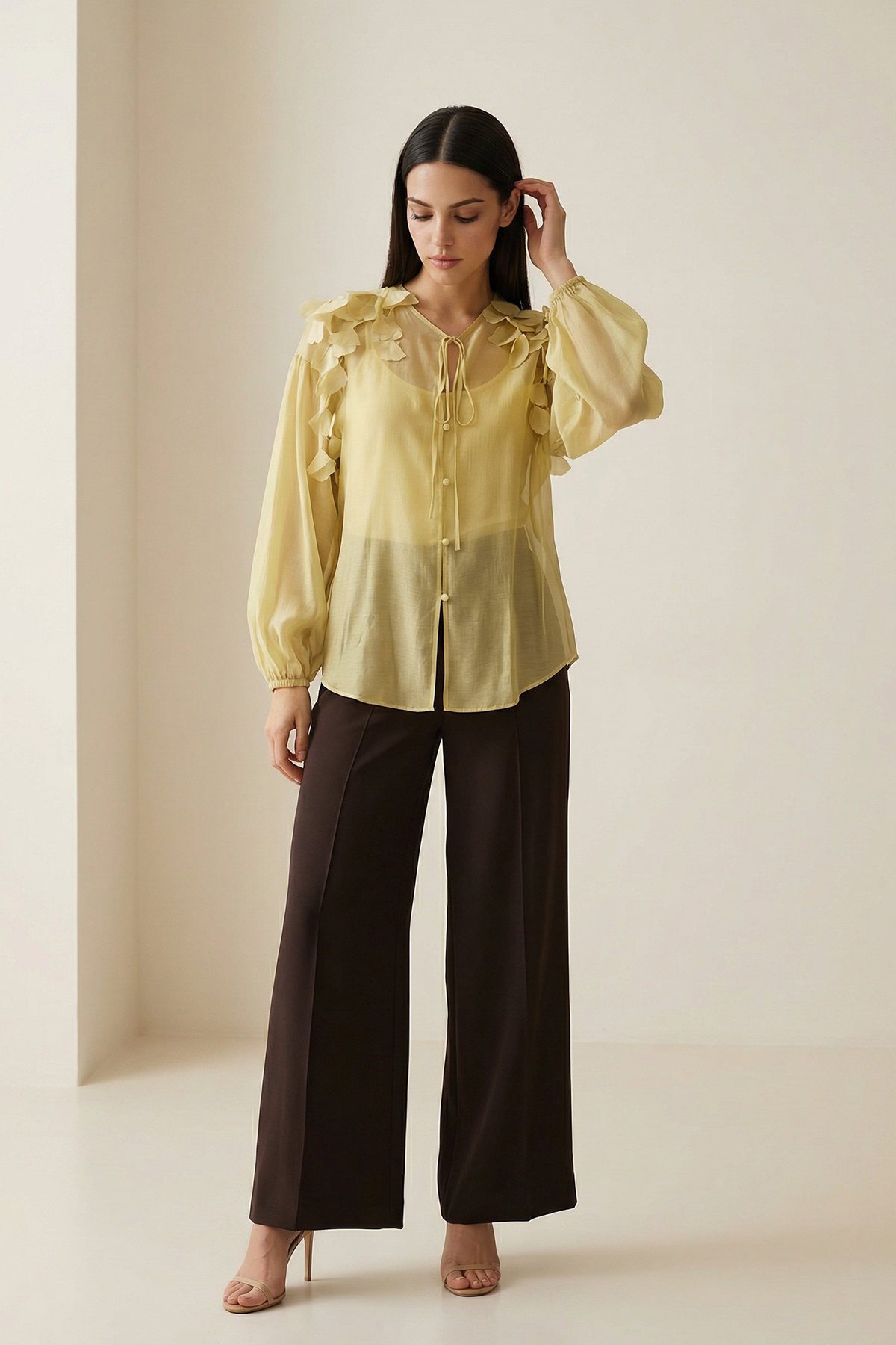 Sarı Bağlama Detaylı, Omuz Fırfırlı Saten Dokulu Bluz