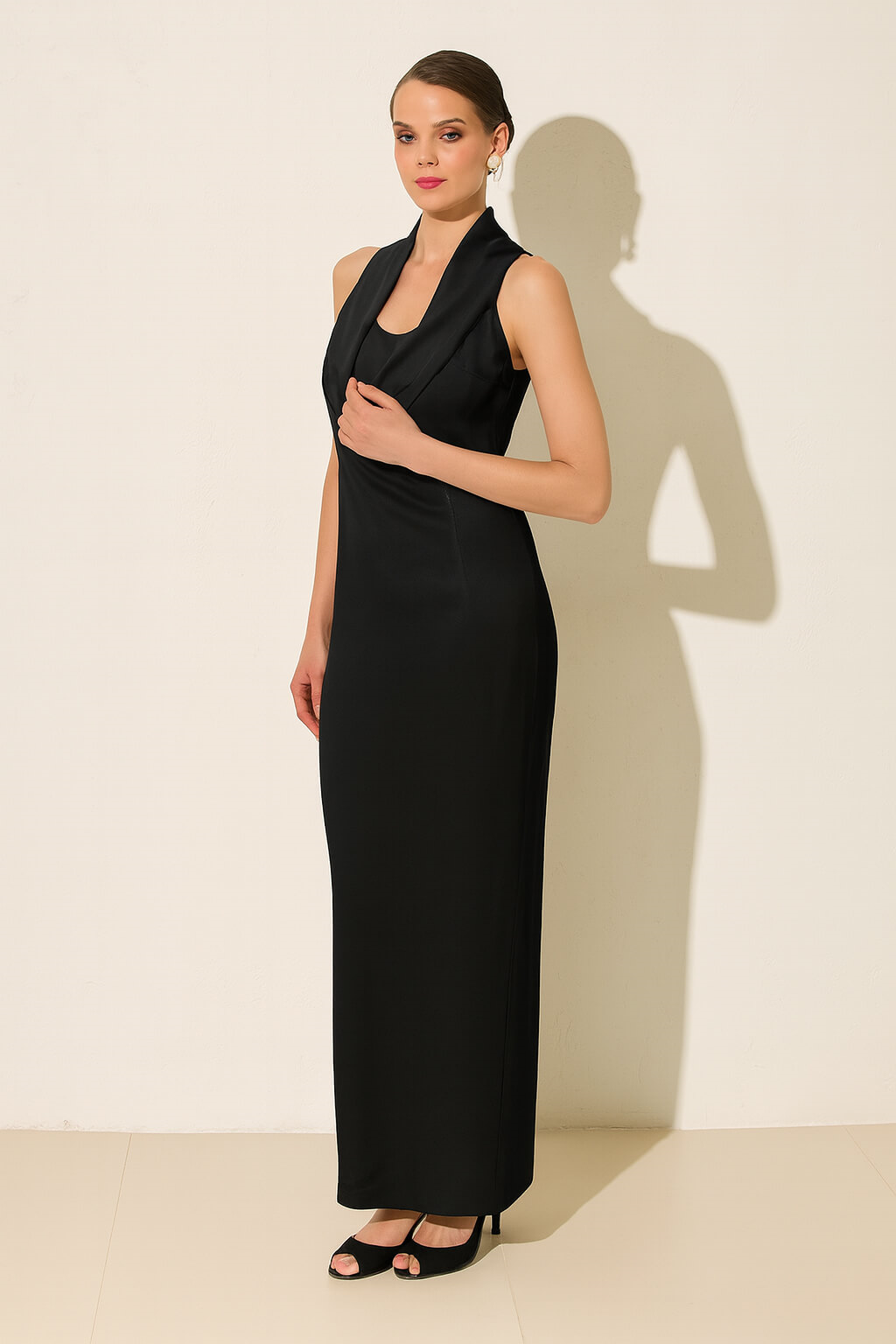 Siyah Yaka Detaylı Kolsuz Tam Kalıp Rahat Kesim Elbise