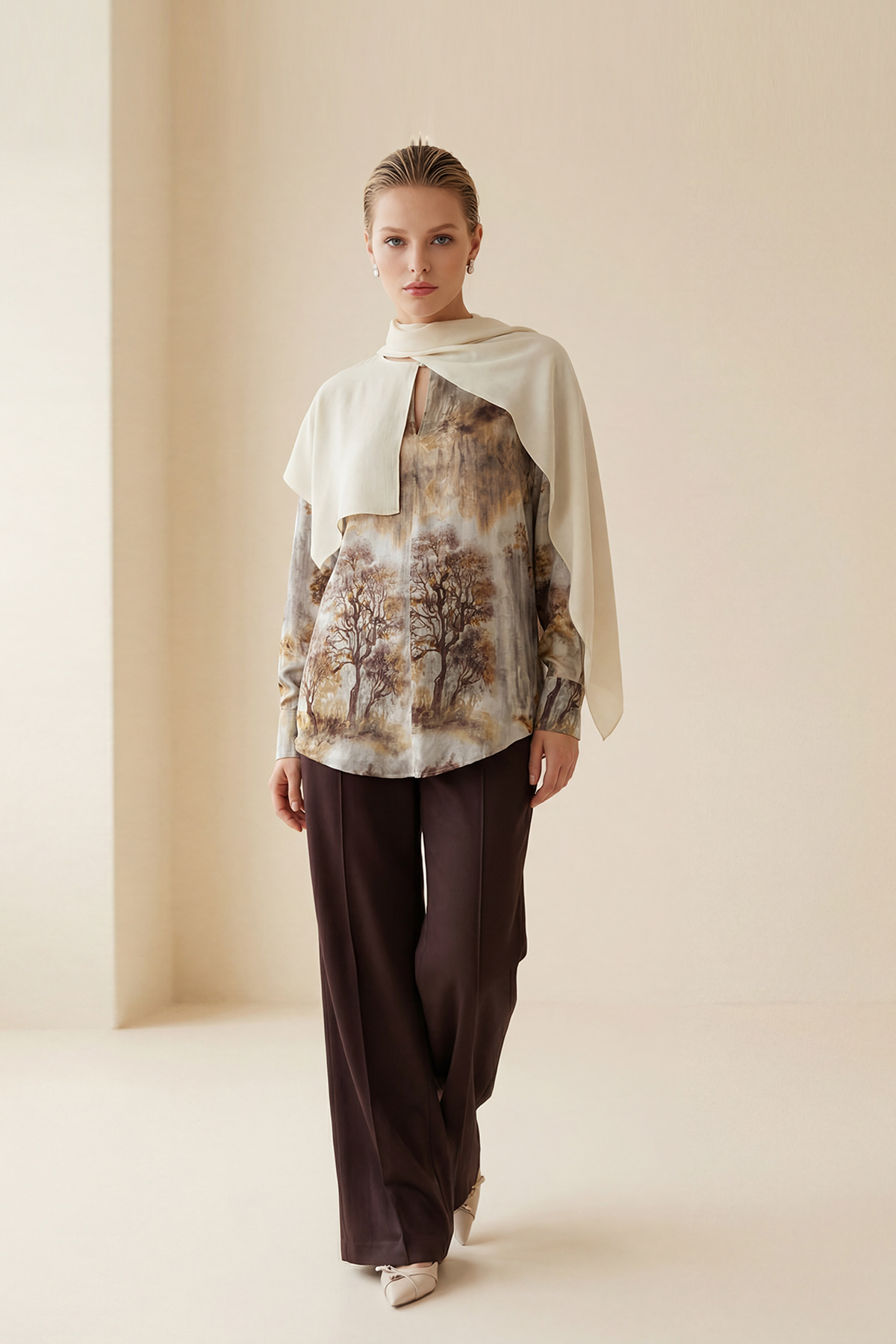 Bej Yaka Detaylı Uzun Kollu Desenli Bluz