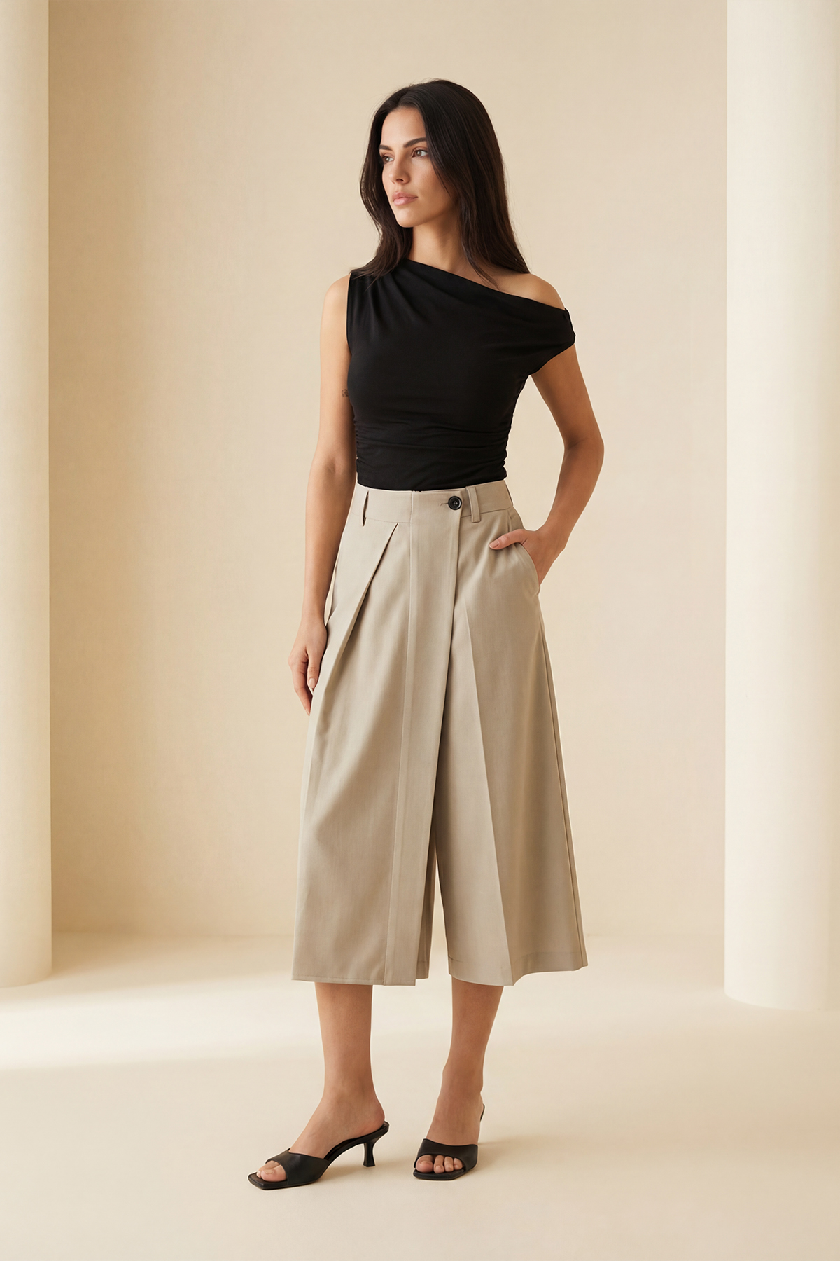 Bej Asimetrik Detaylı Kemer Ve Cepli Rahat Kesim Şort