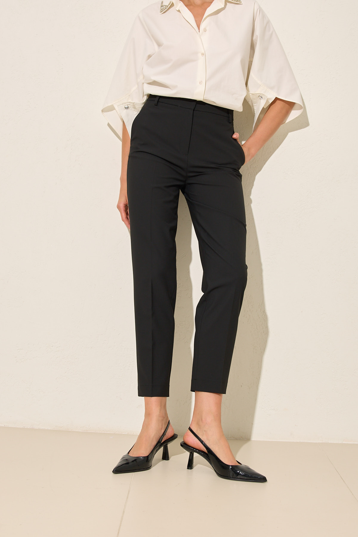 Siyah Cep Detaylı Tam Kalıp Pantolon