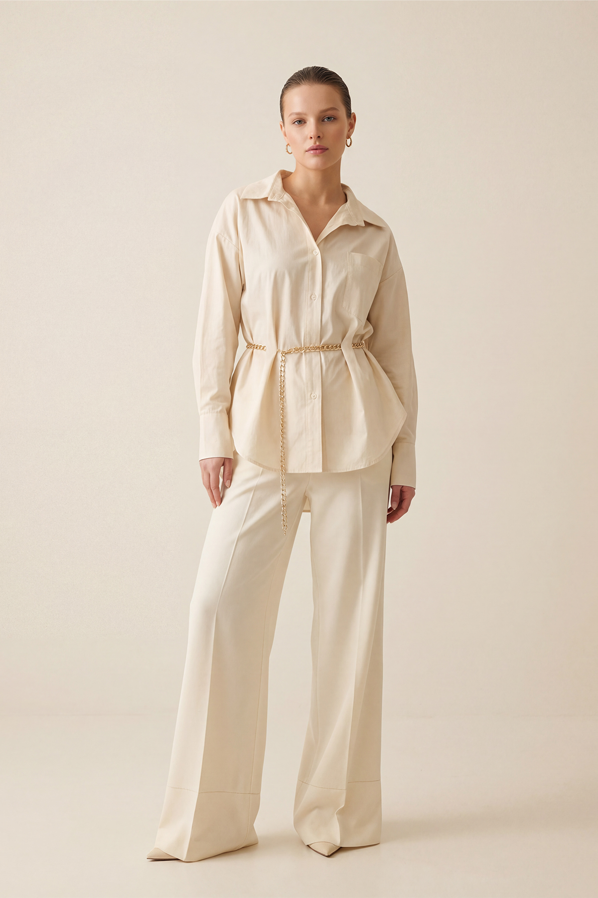 Krem Belden Zincir Detaylı Uzun Kollu Gömlek